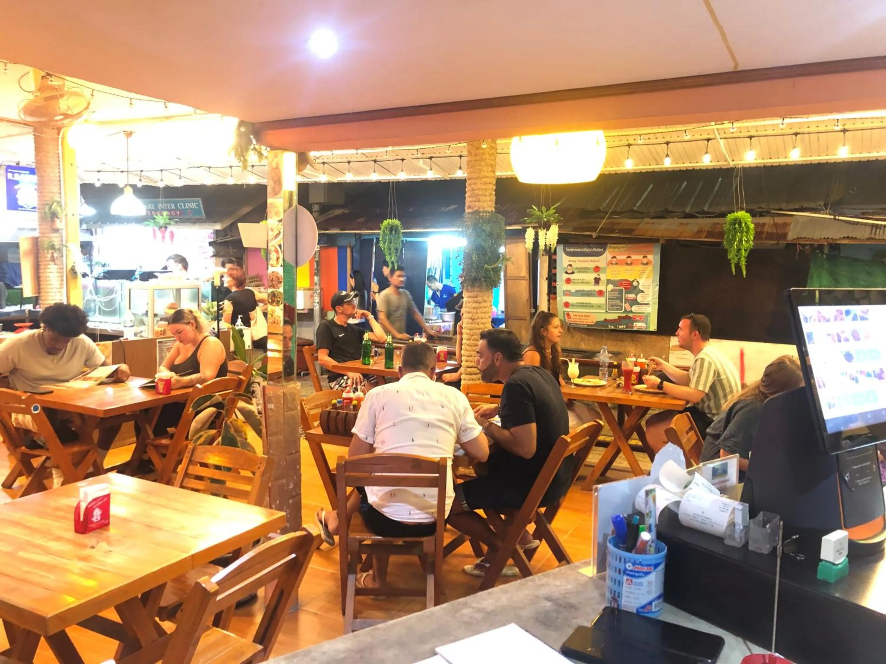 Restaurant/places to eat in Golden Bee PhiPhi