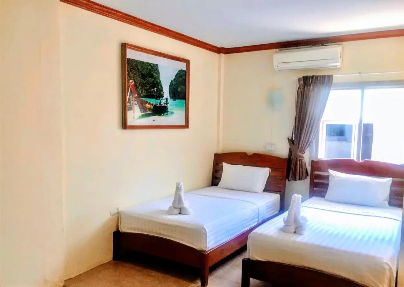 Photo of the whole room, Bed in Golden Bee PhiPhi