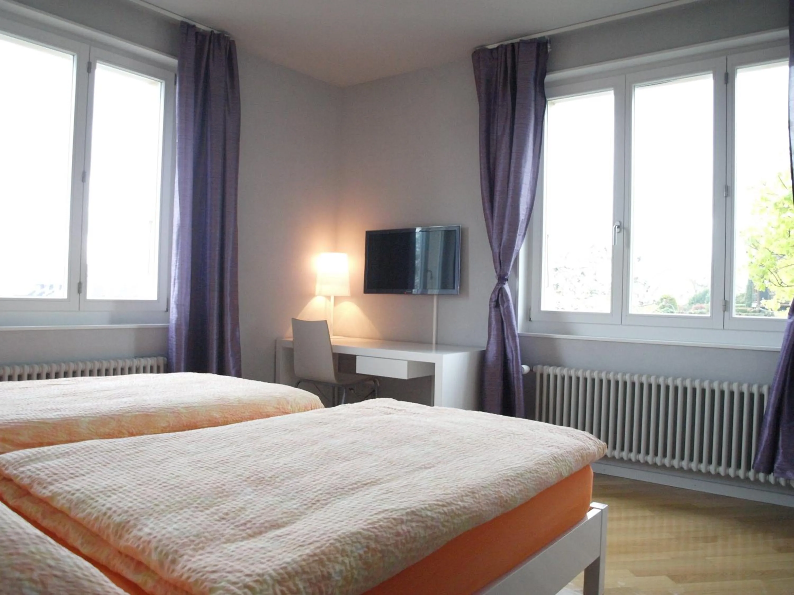 Photo of the whole room, Bed in Auberge de Founex