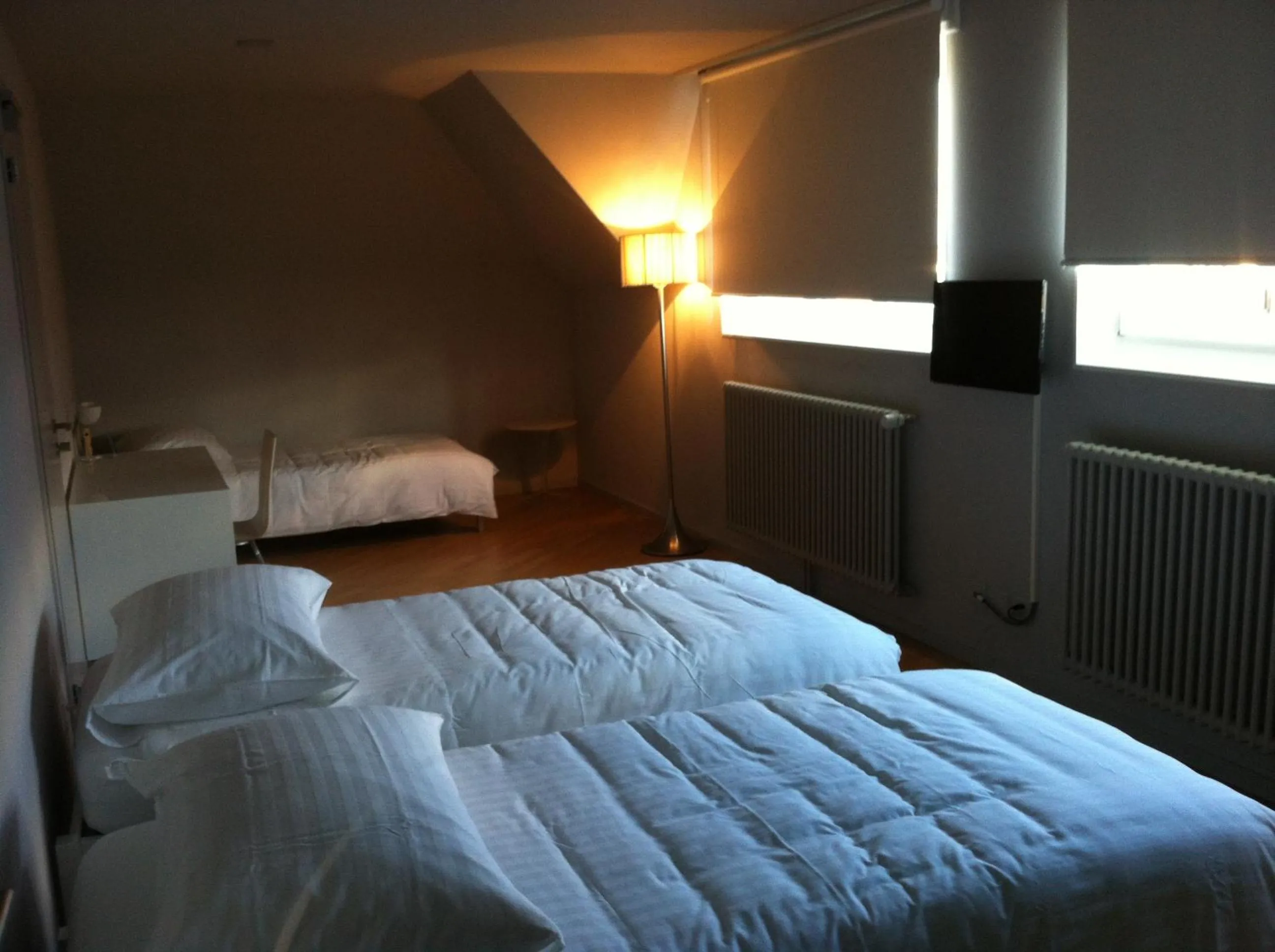 Photo of the whole room, Bed in Auberge de Founex