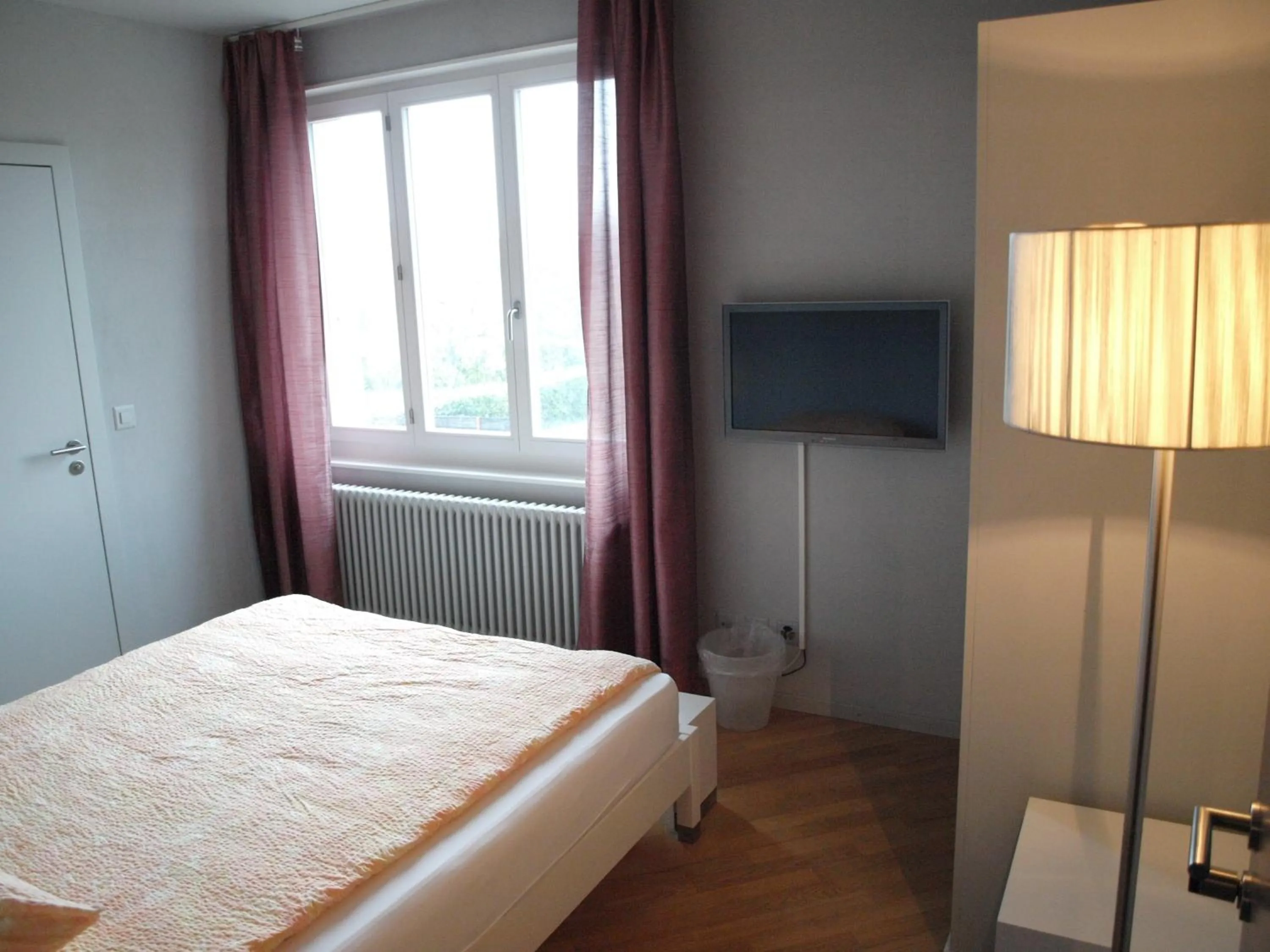 Photo of the whole room, Bed in Auberge de Founex