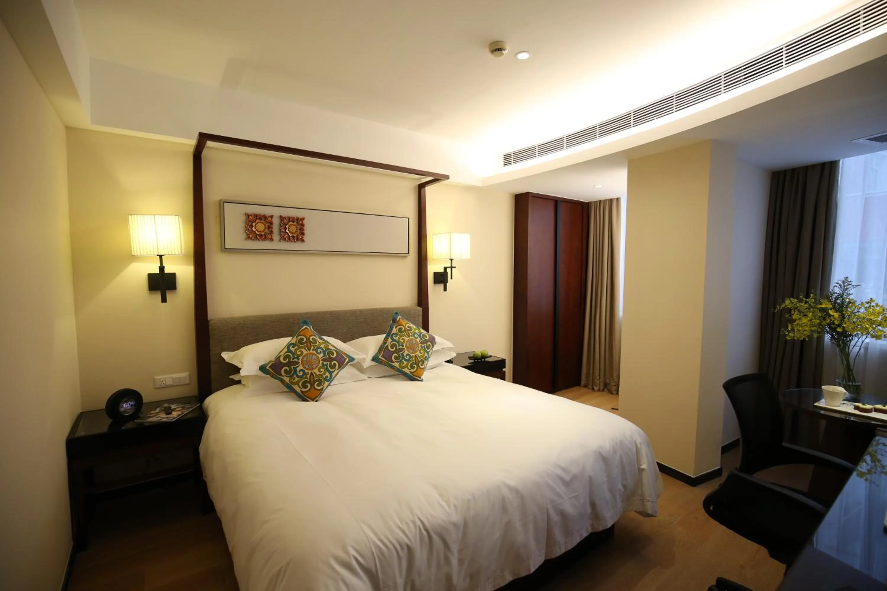 Photo of the whole room, Bed in SSAW Boutique Hotel Shanghai Yilin