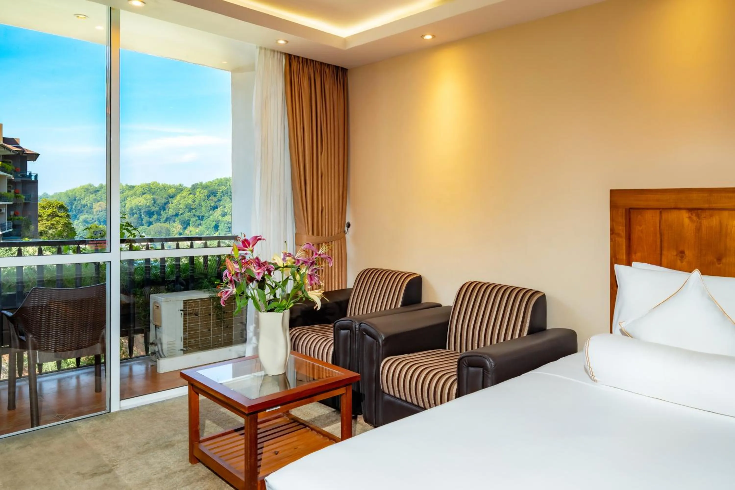 Seating area, Bed in Serene Kandy