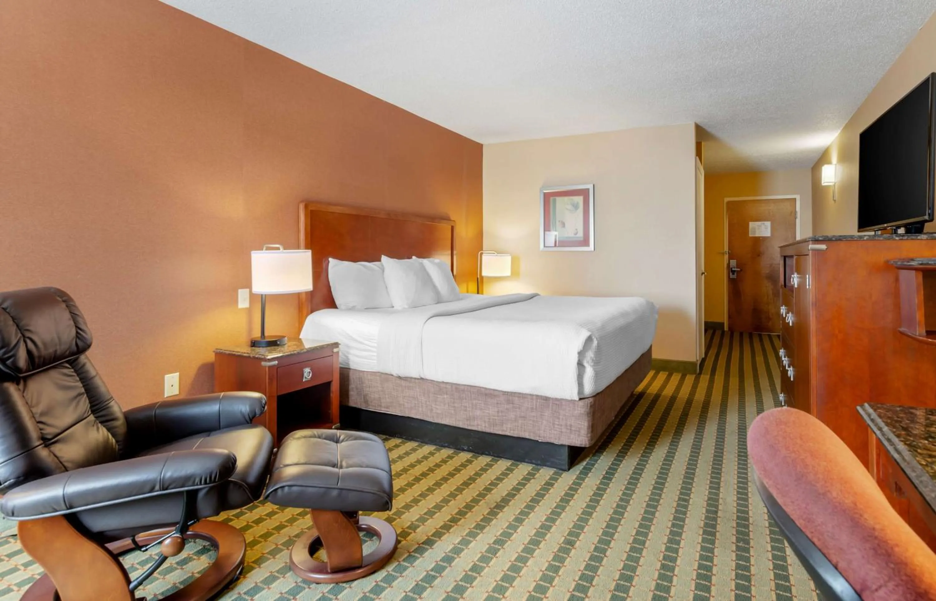 Bedroom, Bed in BEST WESTERN PLUS Inn at Valley View