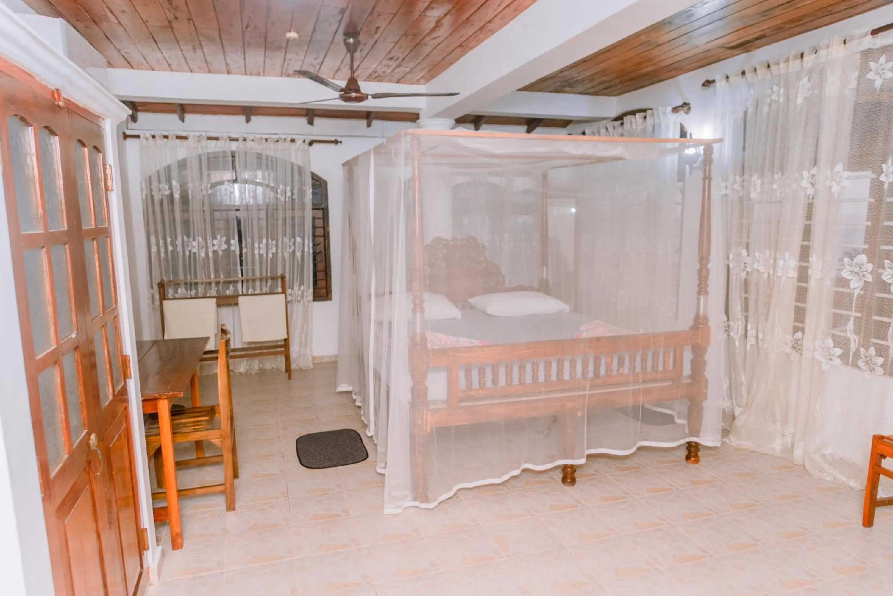 Photo of the whole room in Rock House