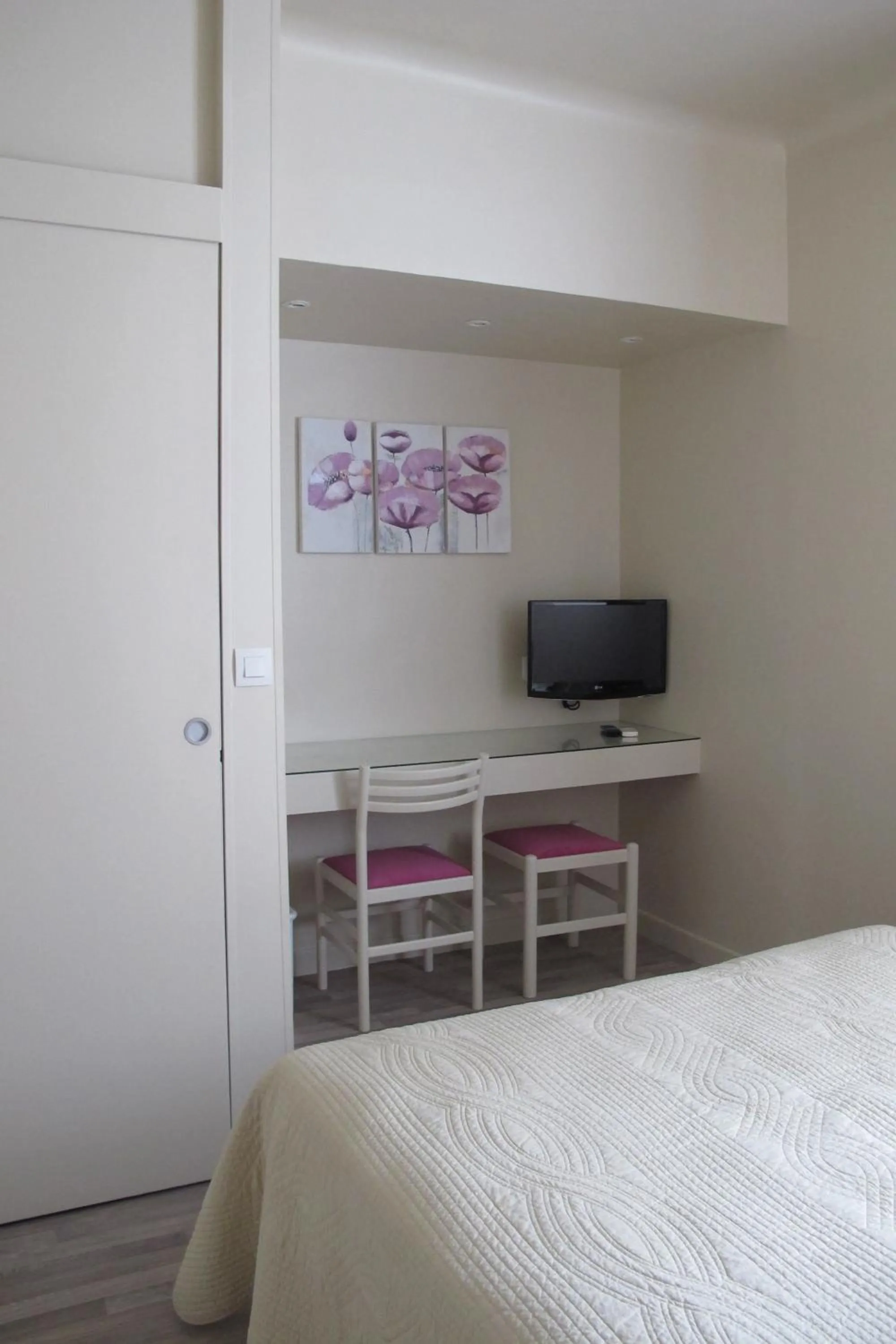 Photo of the whole room, Bed in Hotel Le Havre Bleu