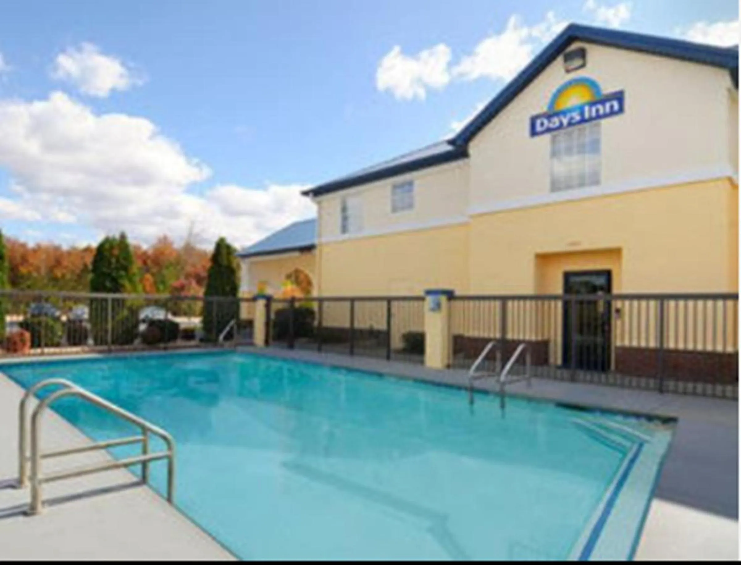 Swimming pool in Days Inn by Wyndham Lincoln
