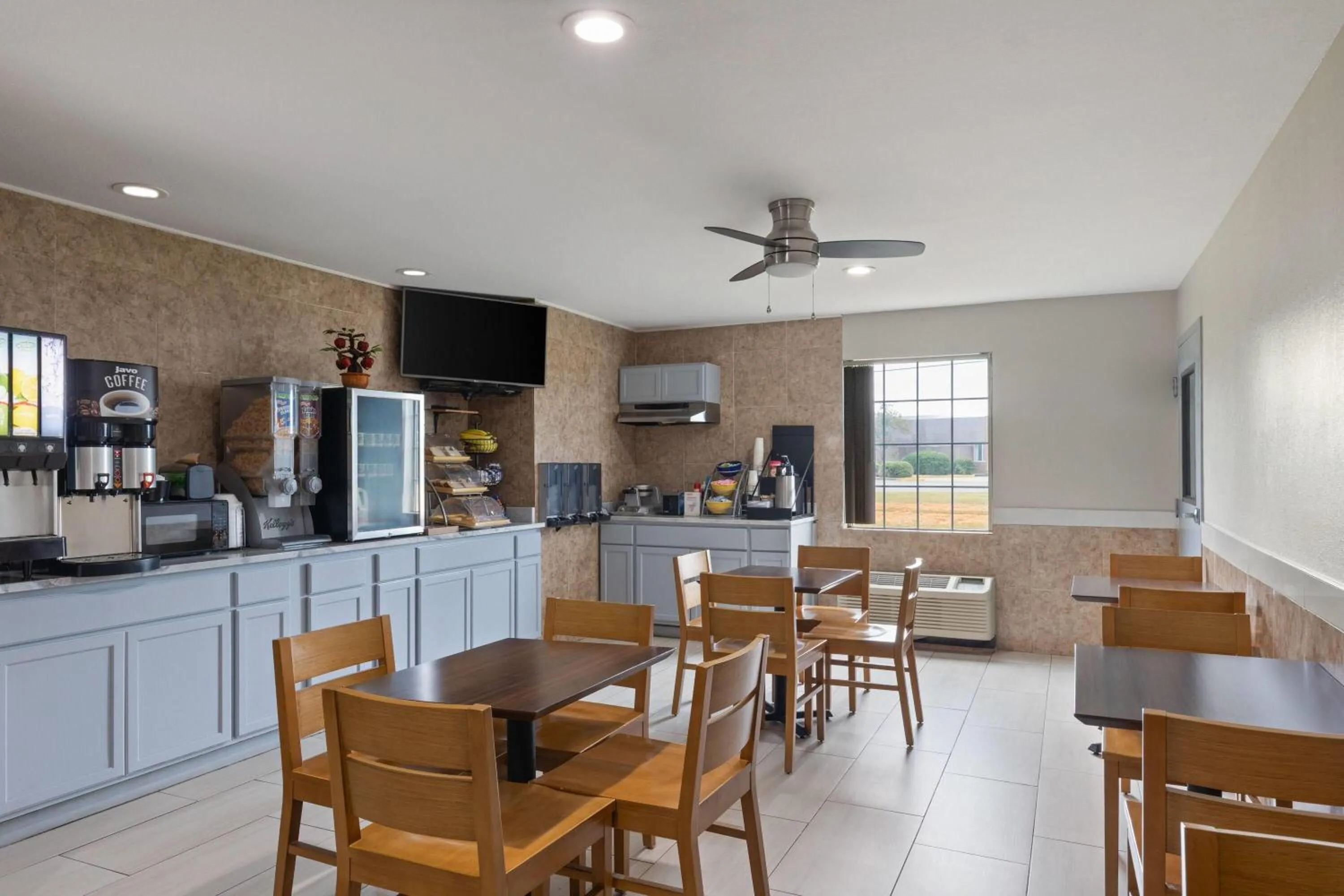 Breakfast in Days Inn by Wyndham Lincoln