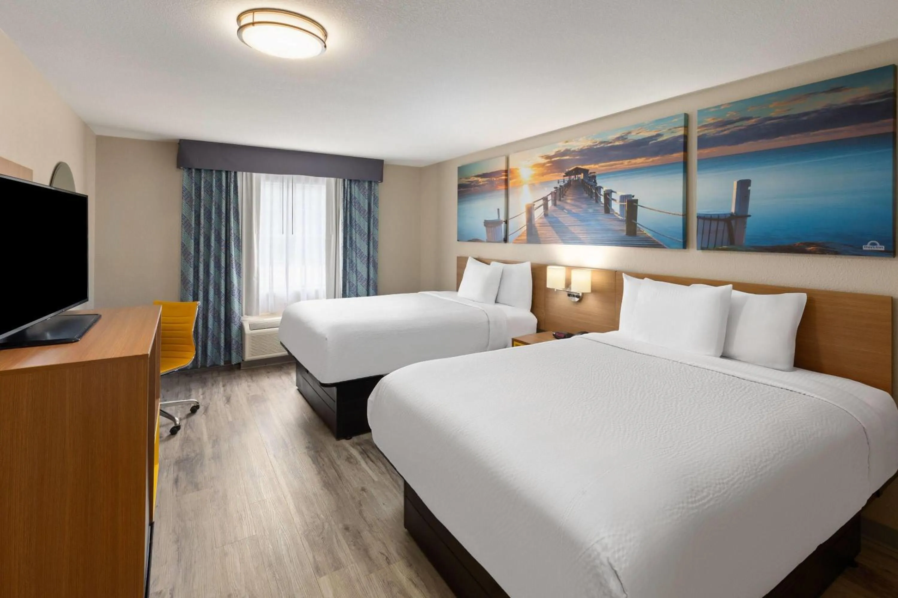 Photo of the whole room, Bed in Days Inn by Wyndham Lincoln