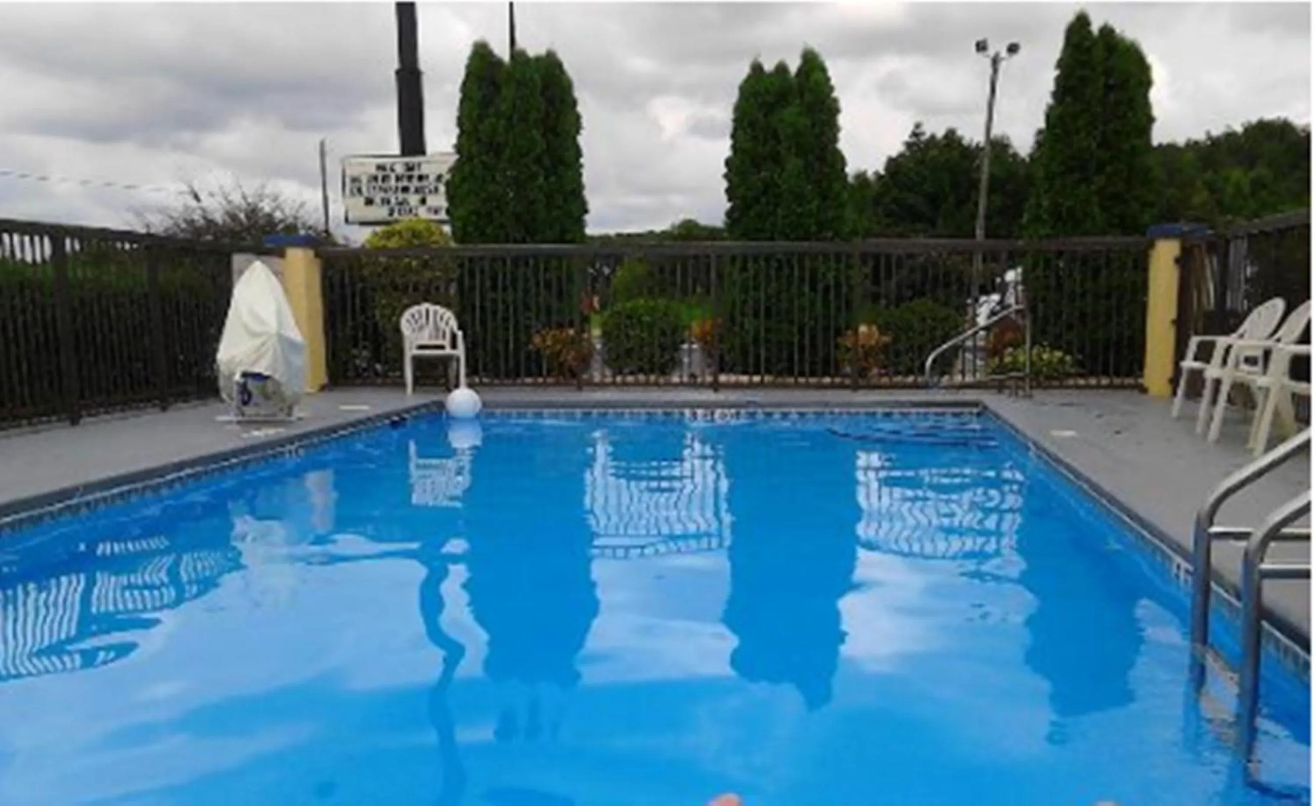 Swimming pool in Days Inn by Wyndham Lincoln