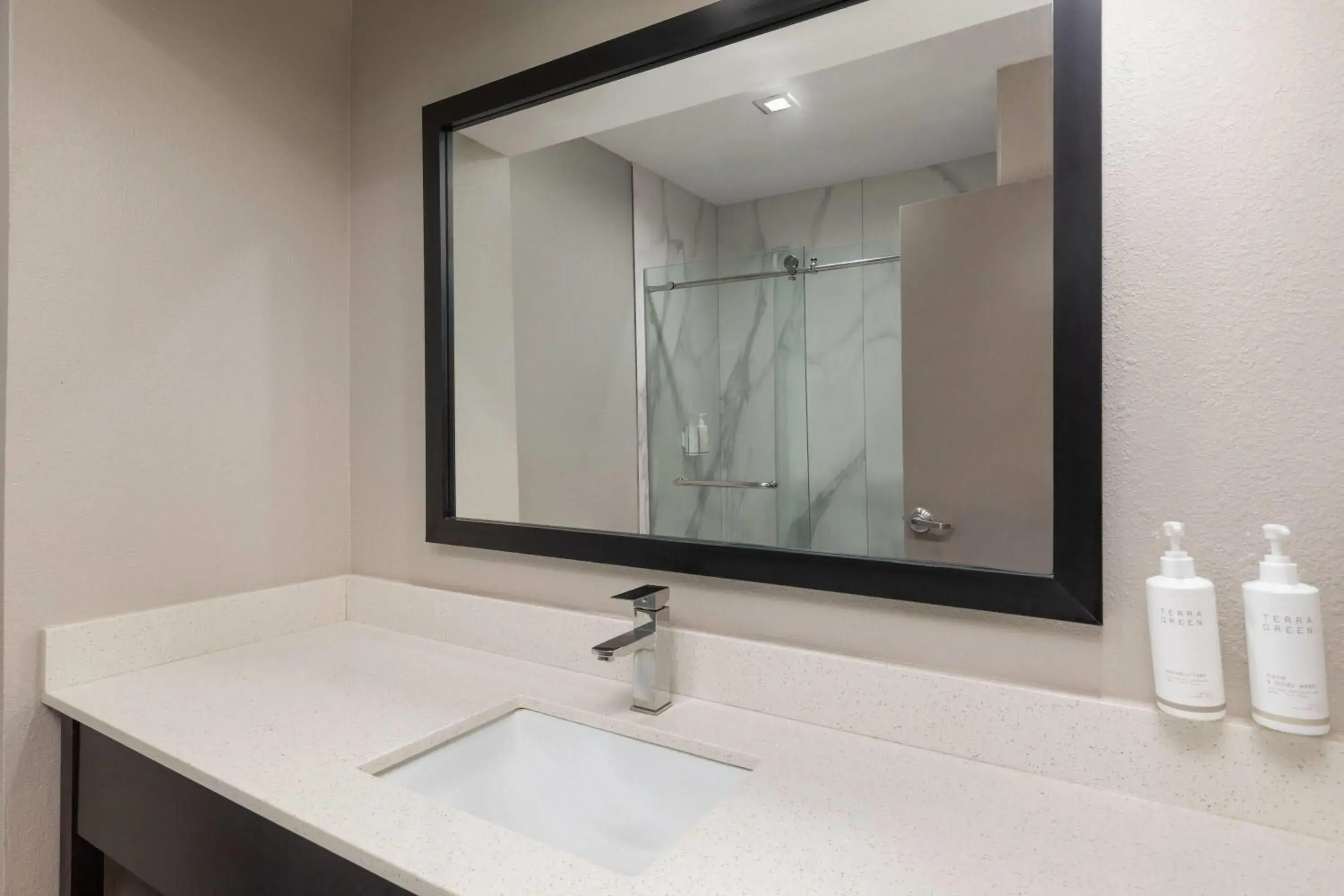 Queen Room with Two Queen Beds - Smoking in Days Inn by Wyndham Lincoln Queen Room with Two Queen Beds - Smoking in Days Inn by Wyndham Lincoln