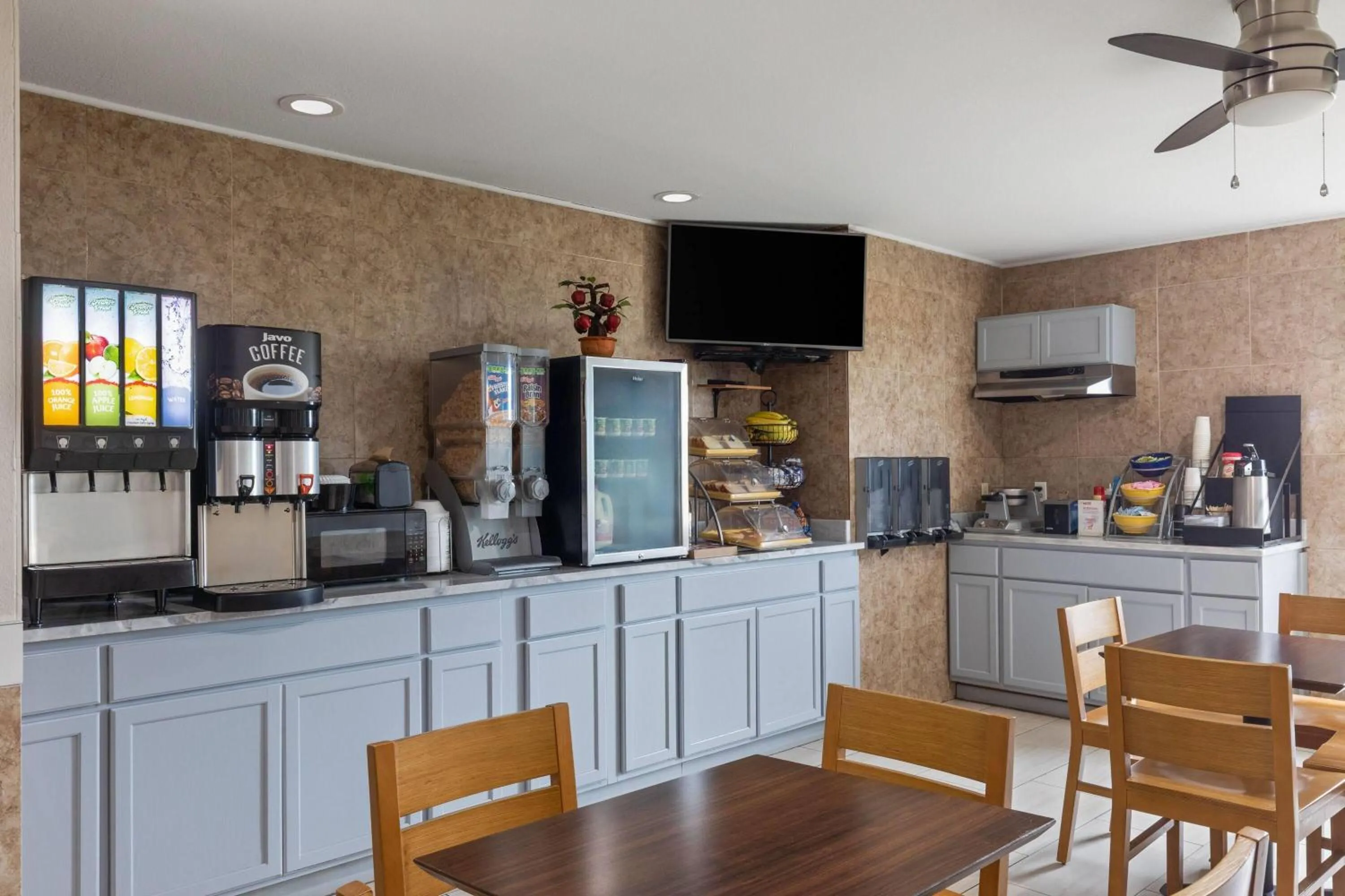 Breakfast in Days Inn by Wyndham Lincoln