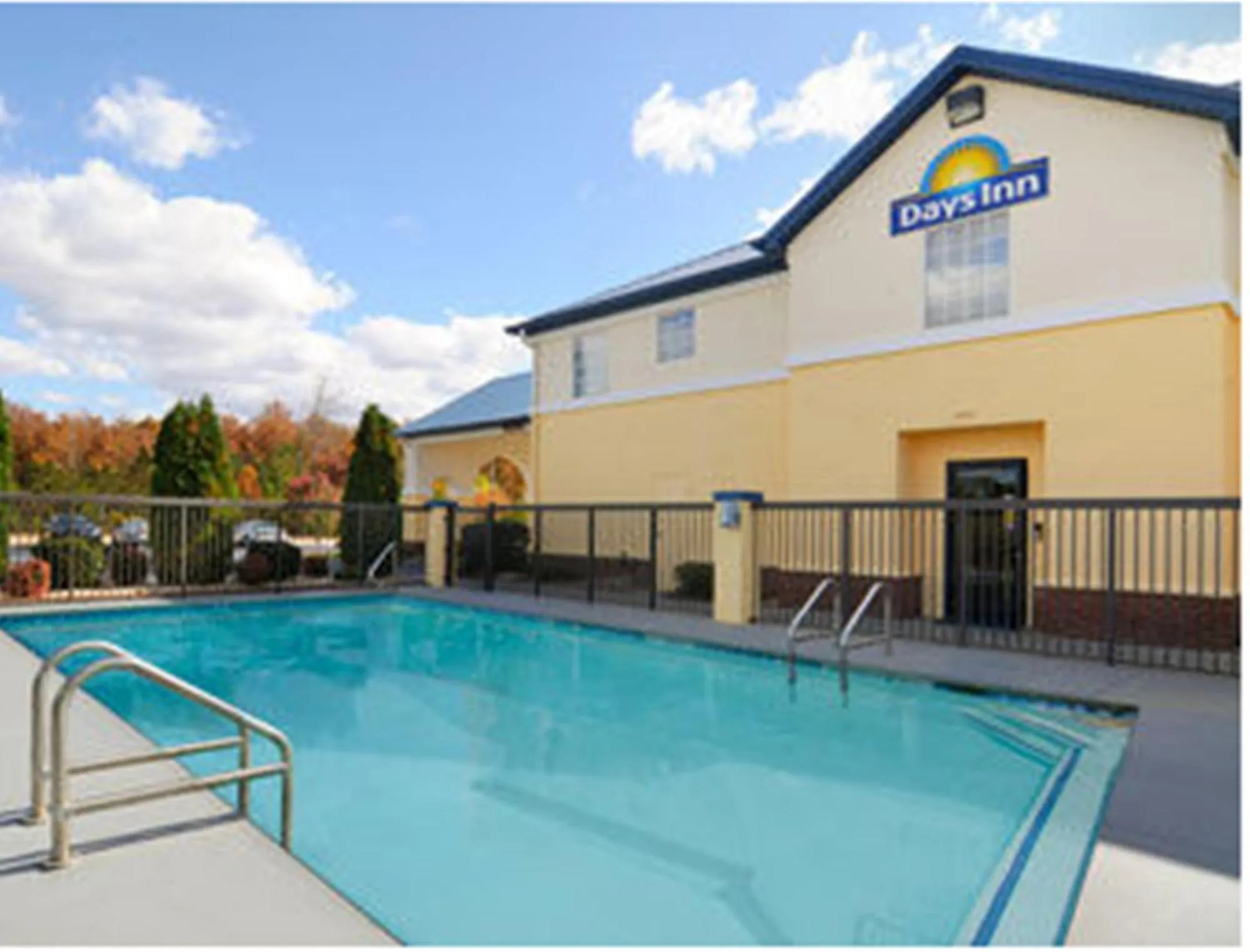 Swimming pool in Days Inn by Wyndham Lincoln