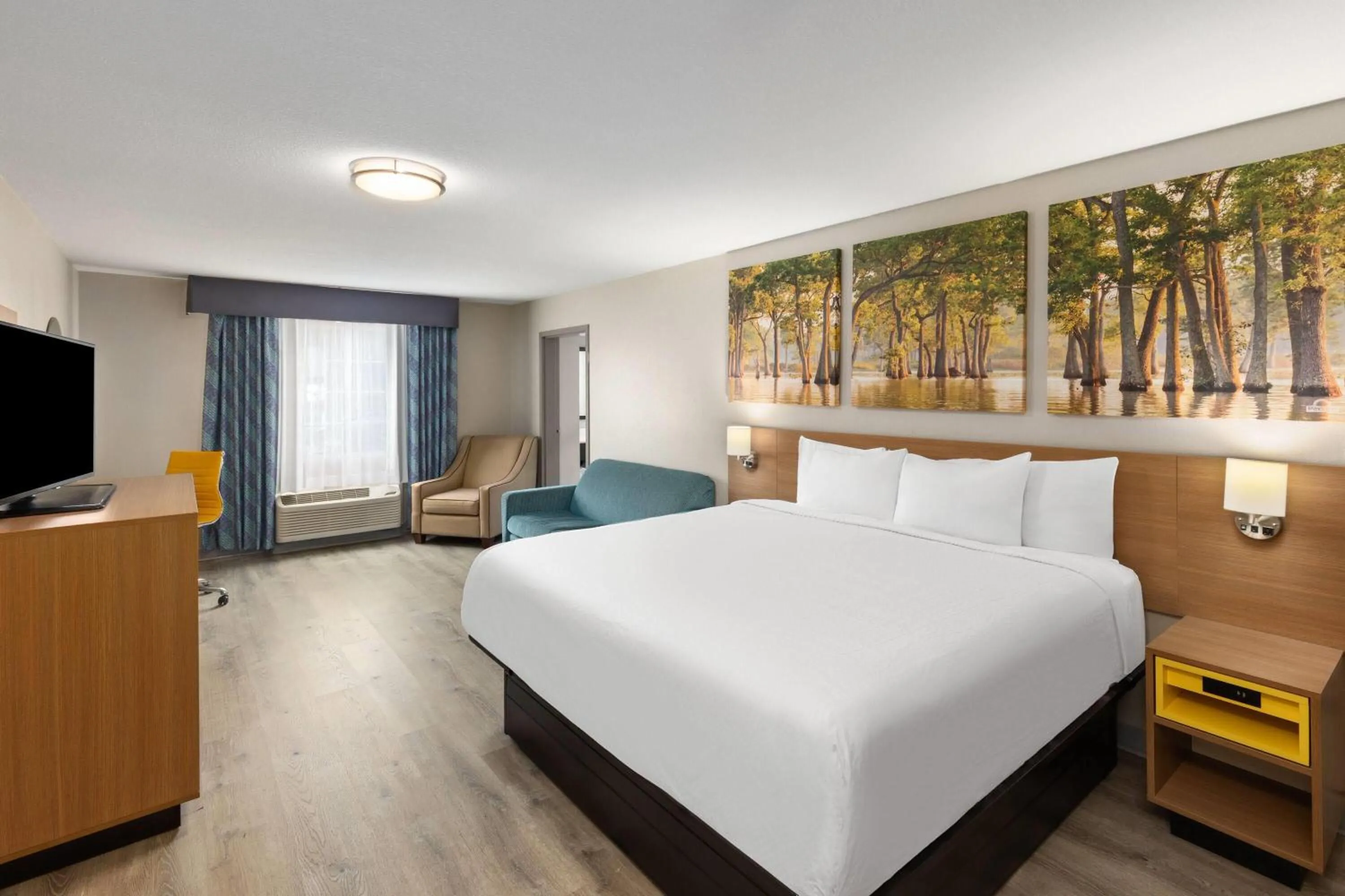 Photo of the whole room, Bed in Days Inn by Wyndham Lincoln