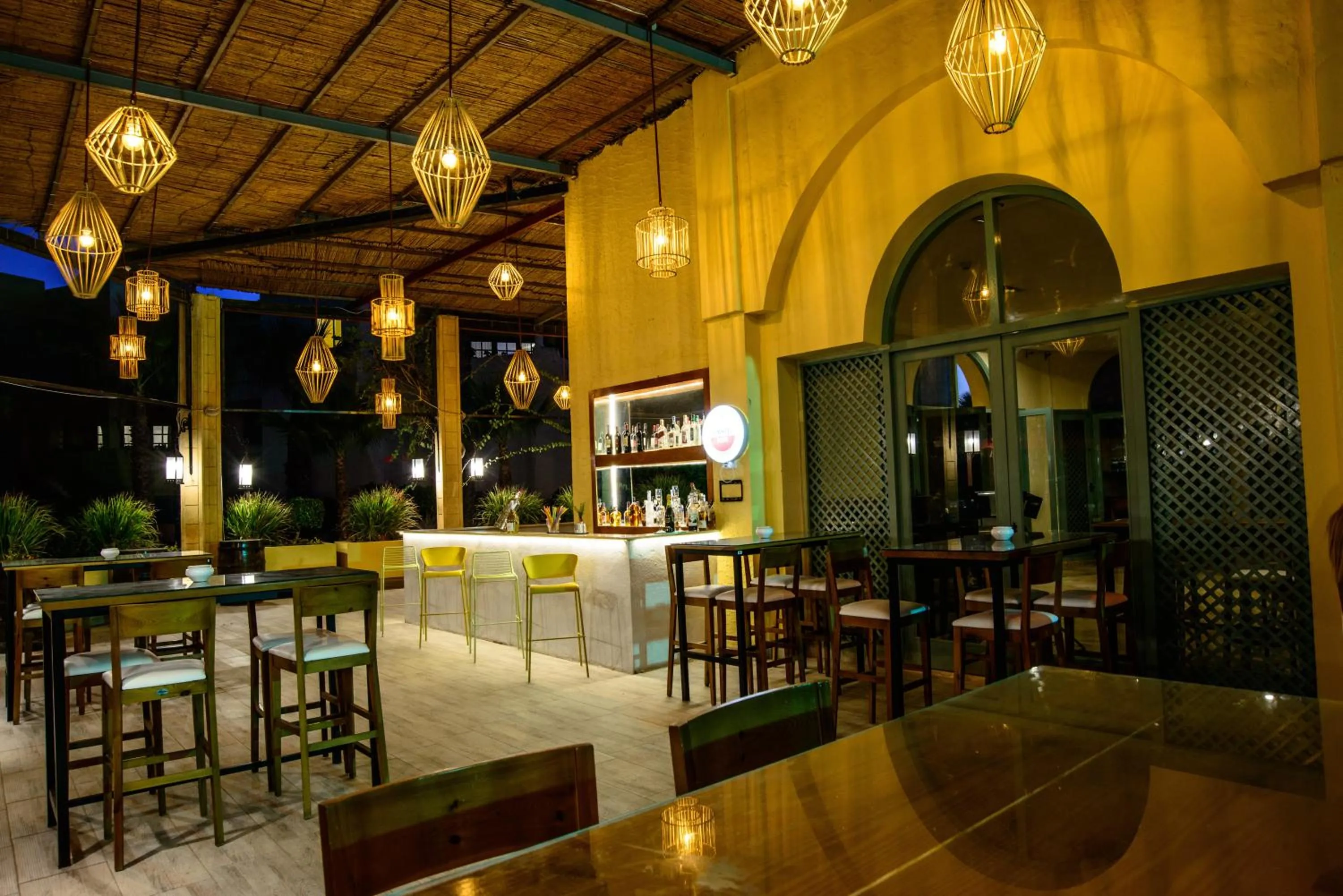 Restaurant/places to eat in Suites Hôtel Les Charmilles & Spa