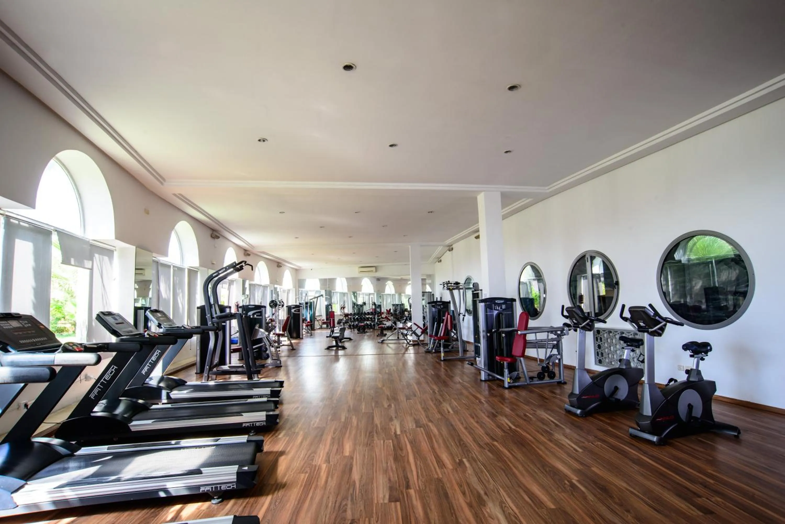 Fitness centre/facilities in Suites Hôtel Les Charmilles & Spa