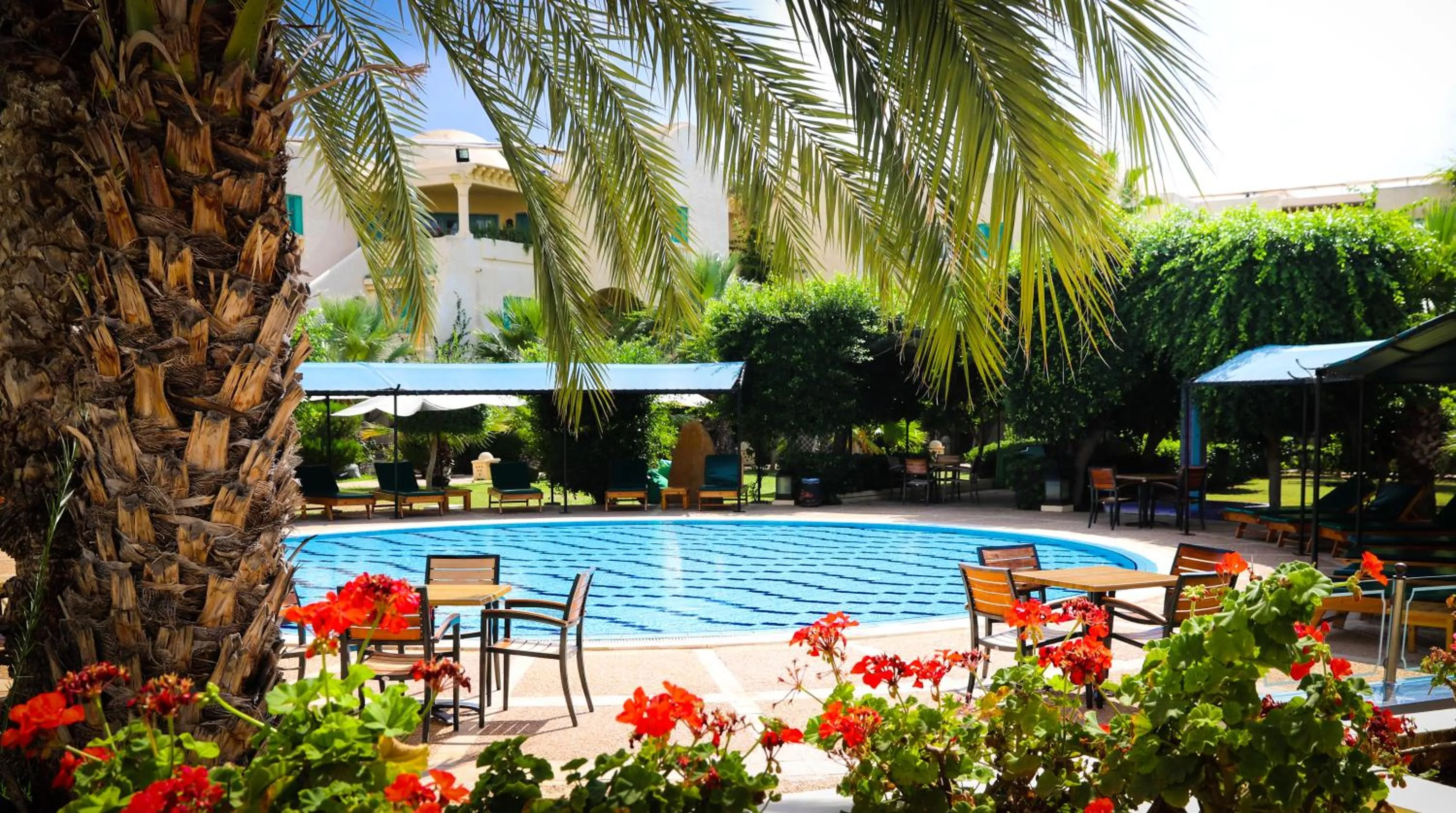 Property building in Suites Hôtel Les Charmilles & Spa