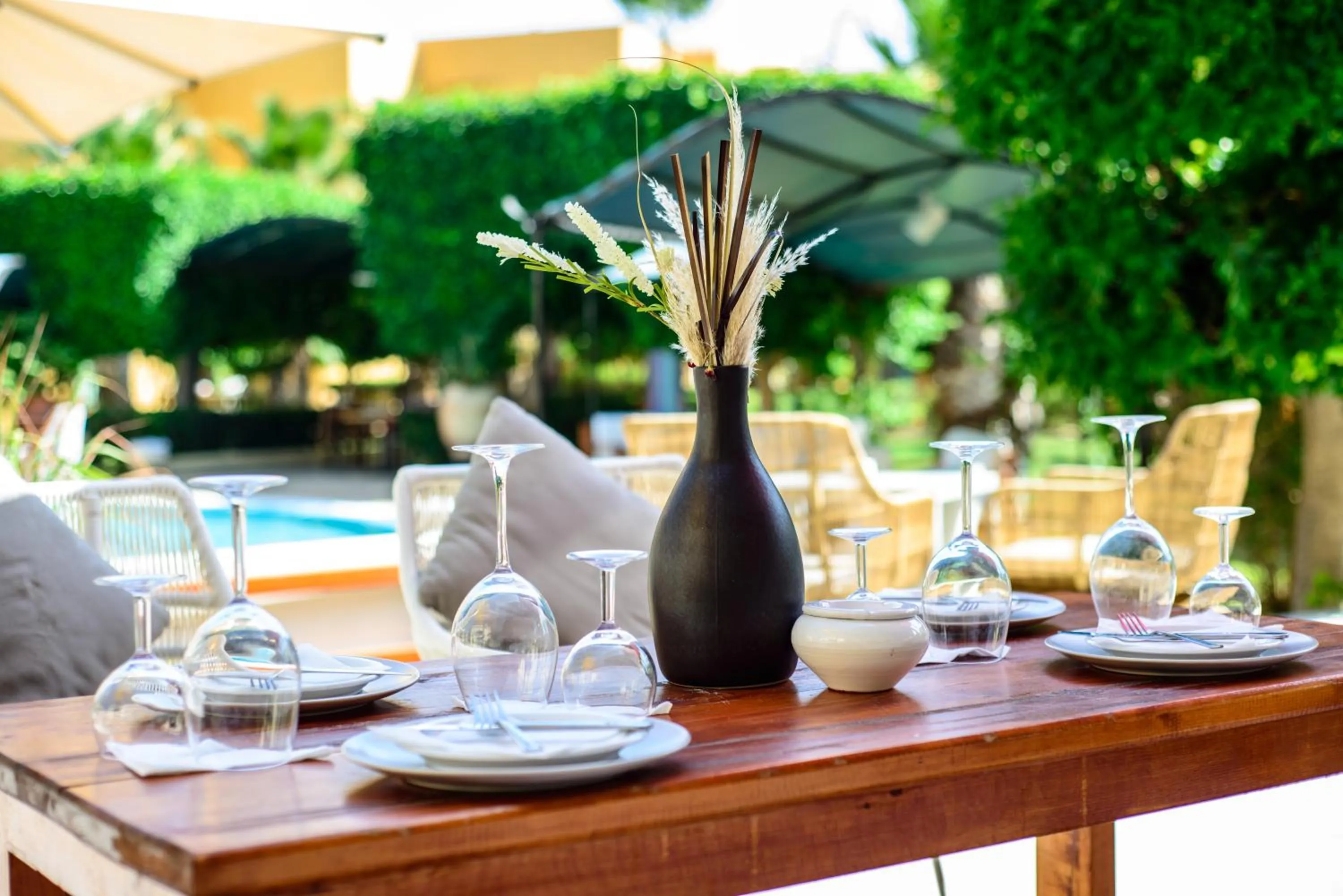 Restaurant/places to eat in Suites Hôtel Les Charmilles & Spa