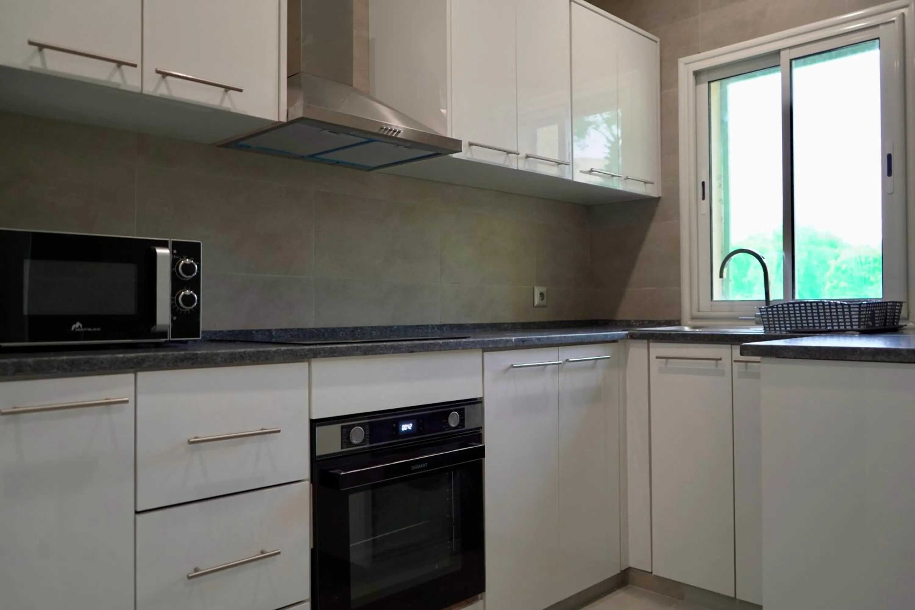 Kitchen or kitchenette in Suites Hôtel Les Charmilles & Spa