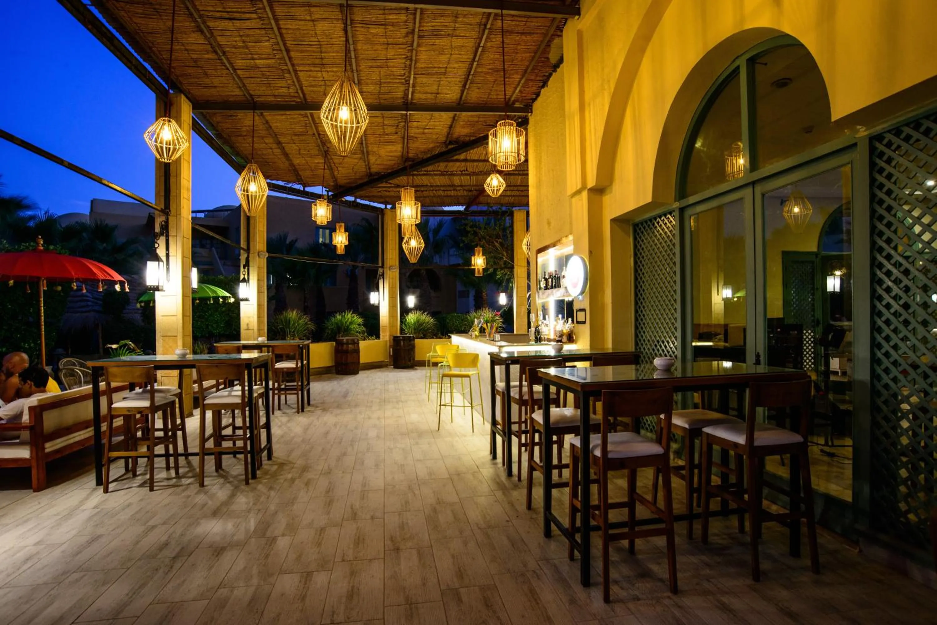 Restaurant/places to eat in Suites Hôtel Les Charmilles & Spa