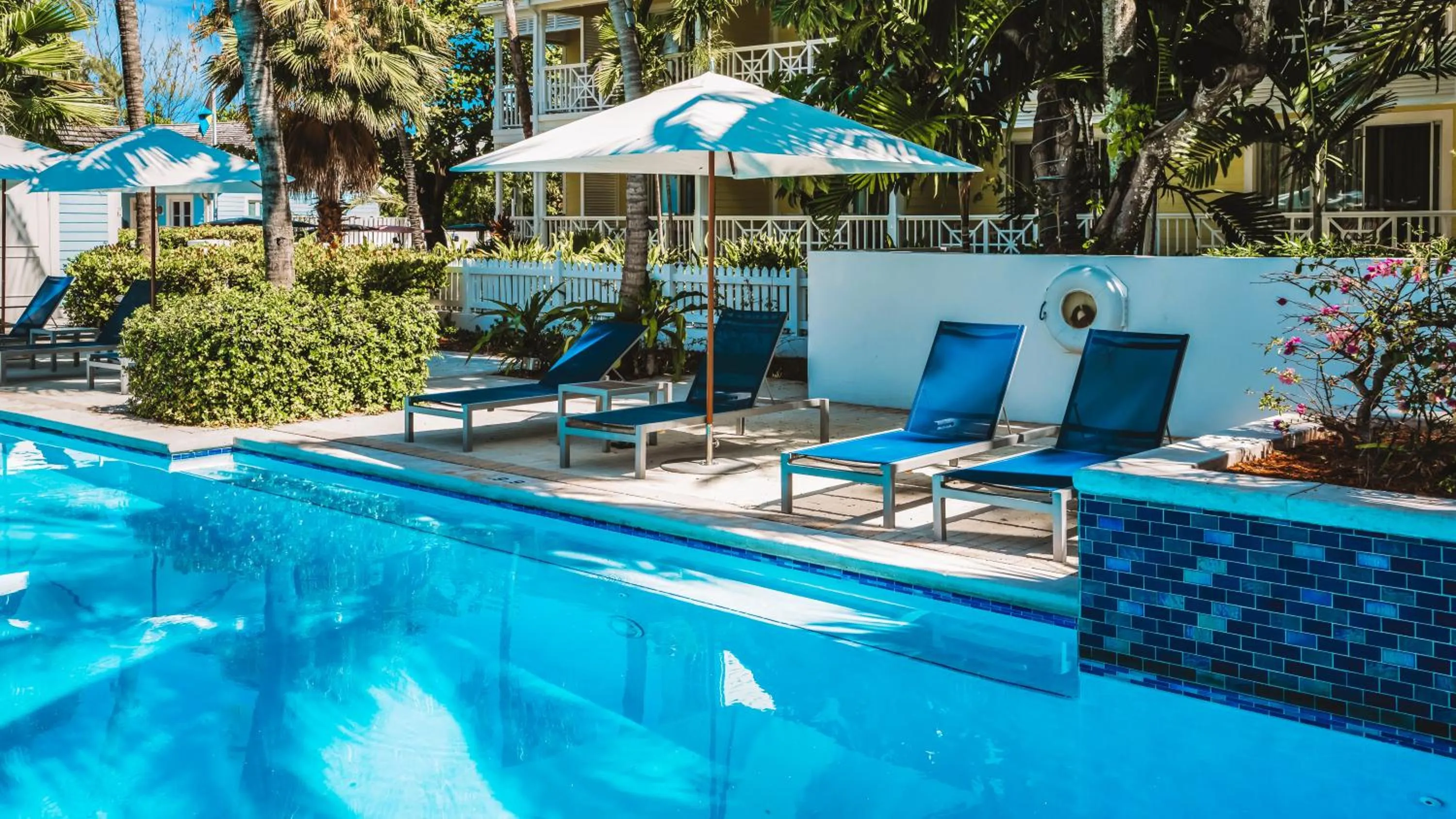 Swimming pool in Valentines Resort & Marina