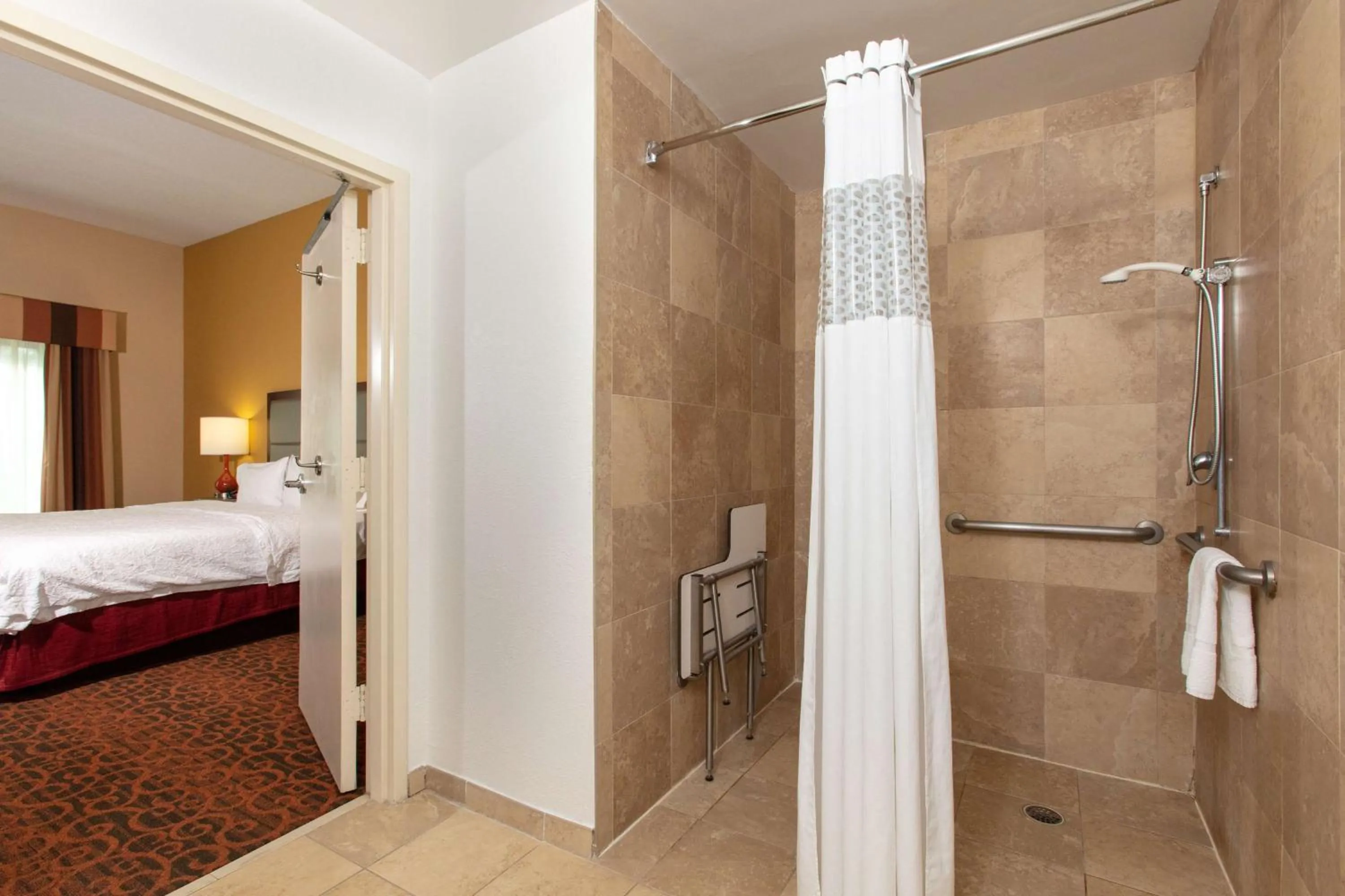 Bathroom, Bed in Hampton Inn & Suites Jacksonville-Airport