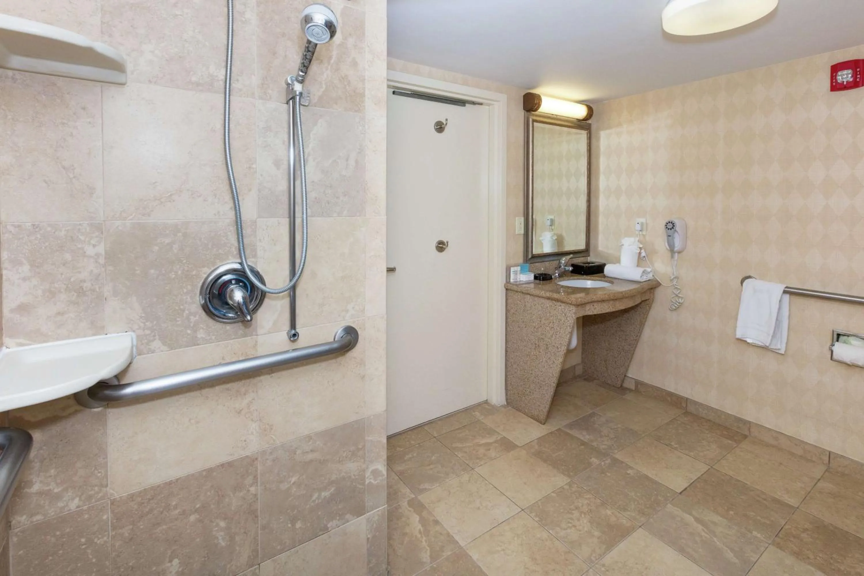 Bathroom in Hampton Inn & Suites Jacksonville-Airport