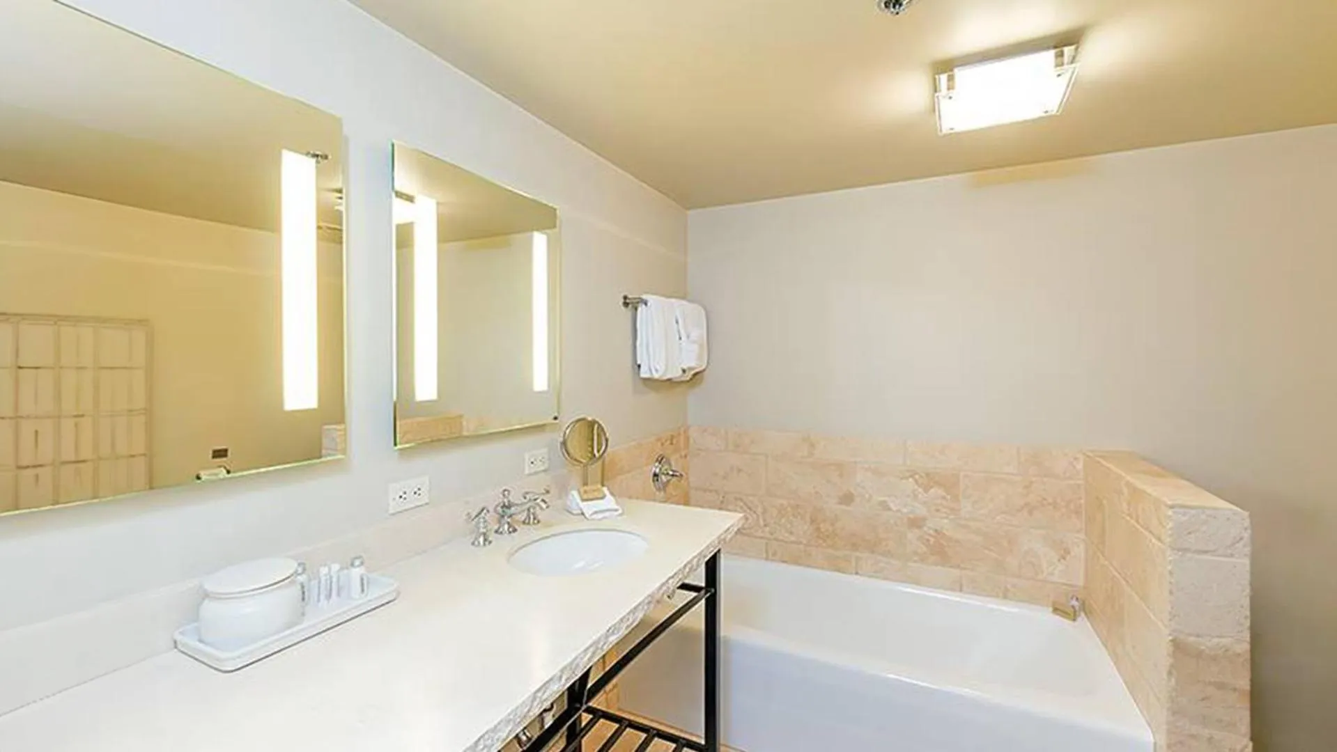 Bath in Hotel Columbia