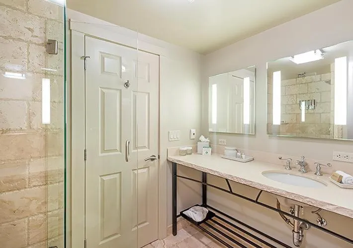 Shower in Hotel Columbia