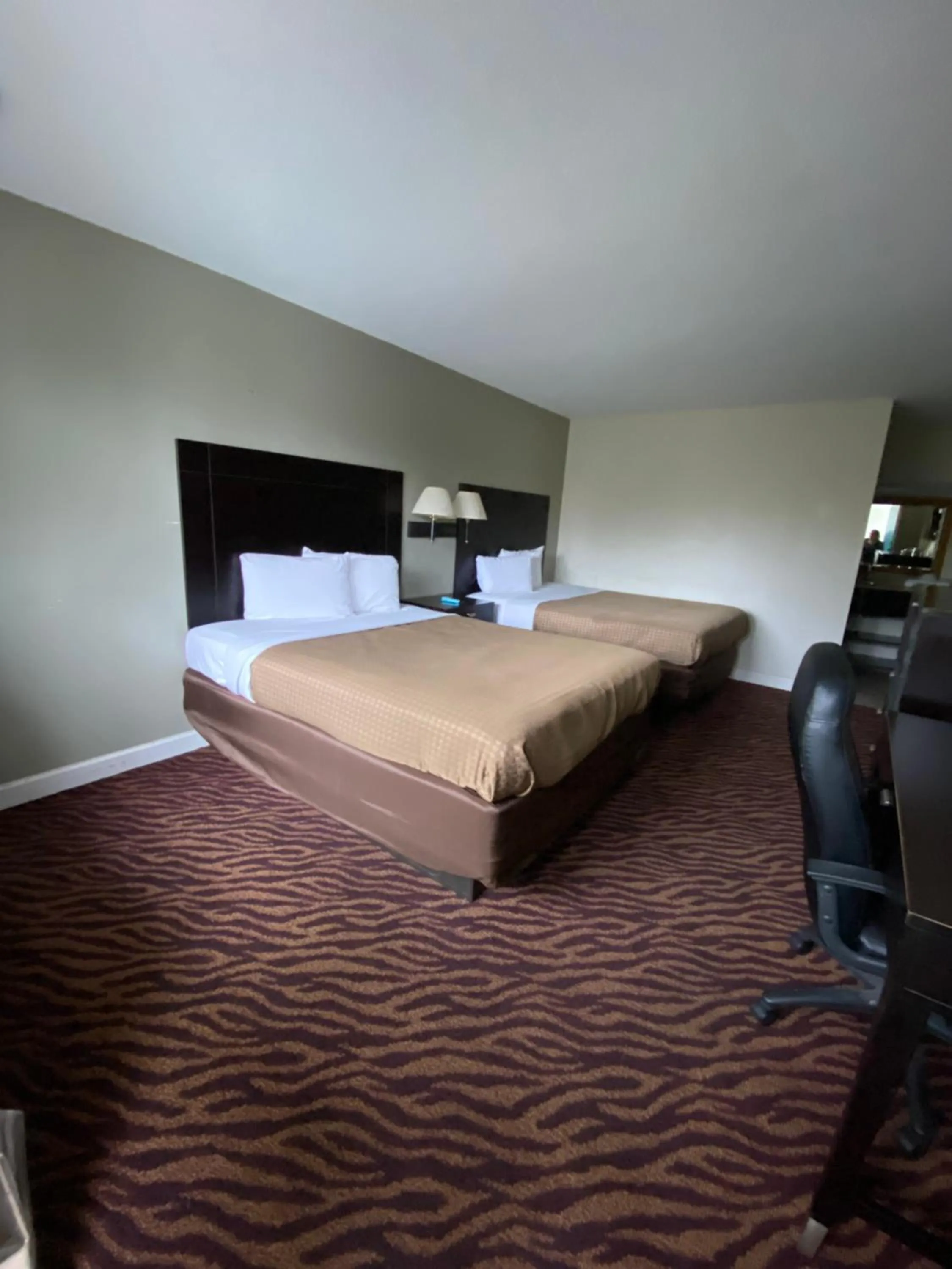 Bed in Red Carpet Inn & Suites - Danville