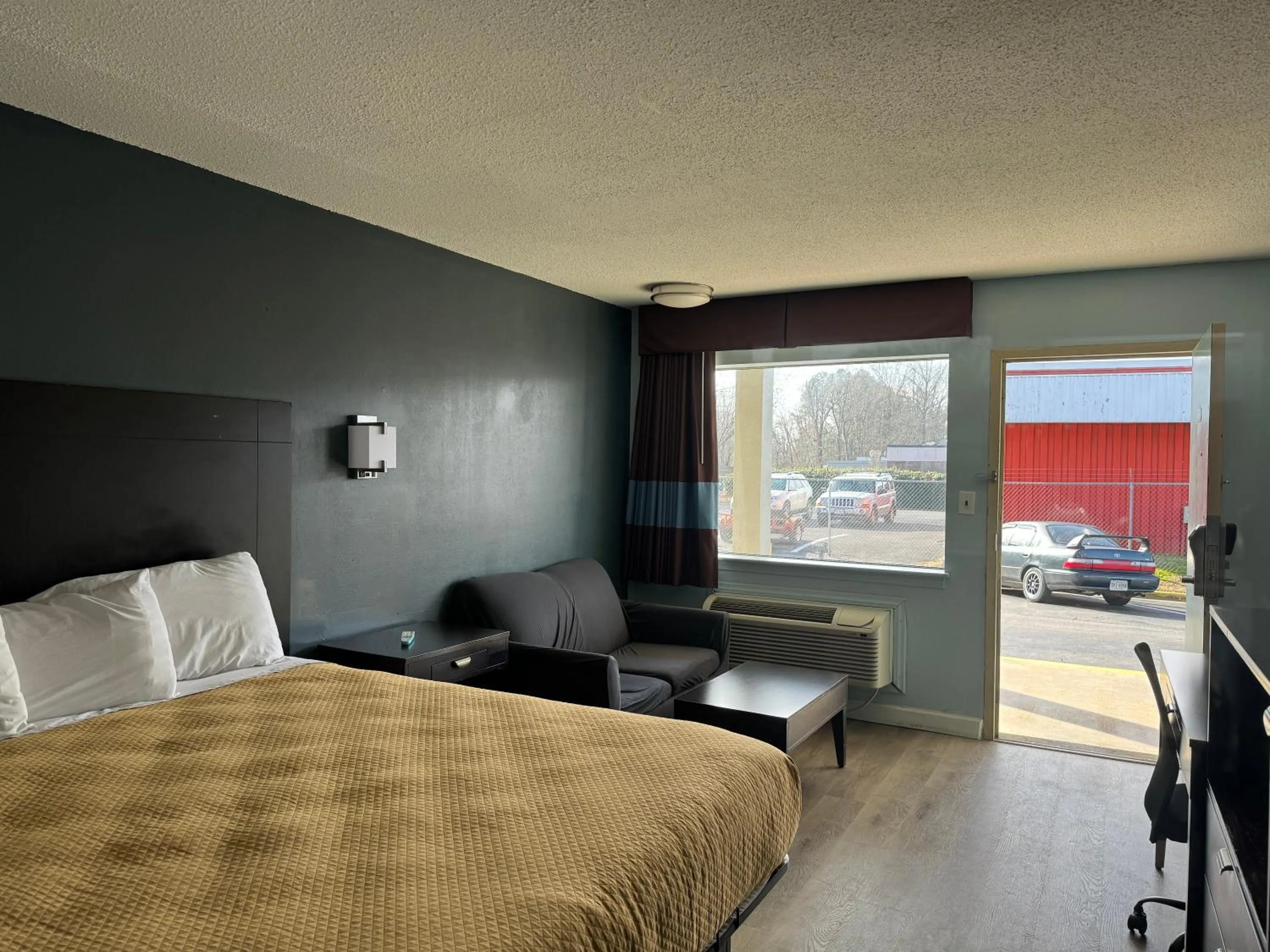 Bed in Red Carpet Inn & Suites - Danville