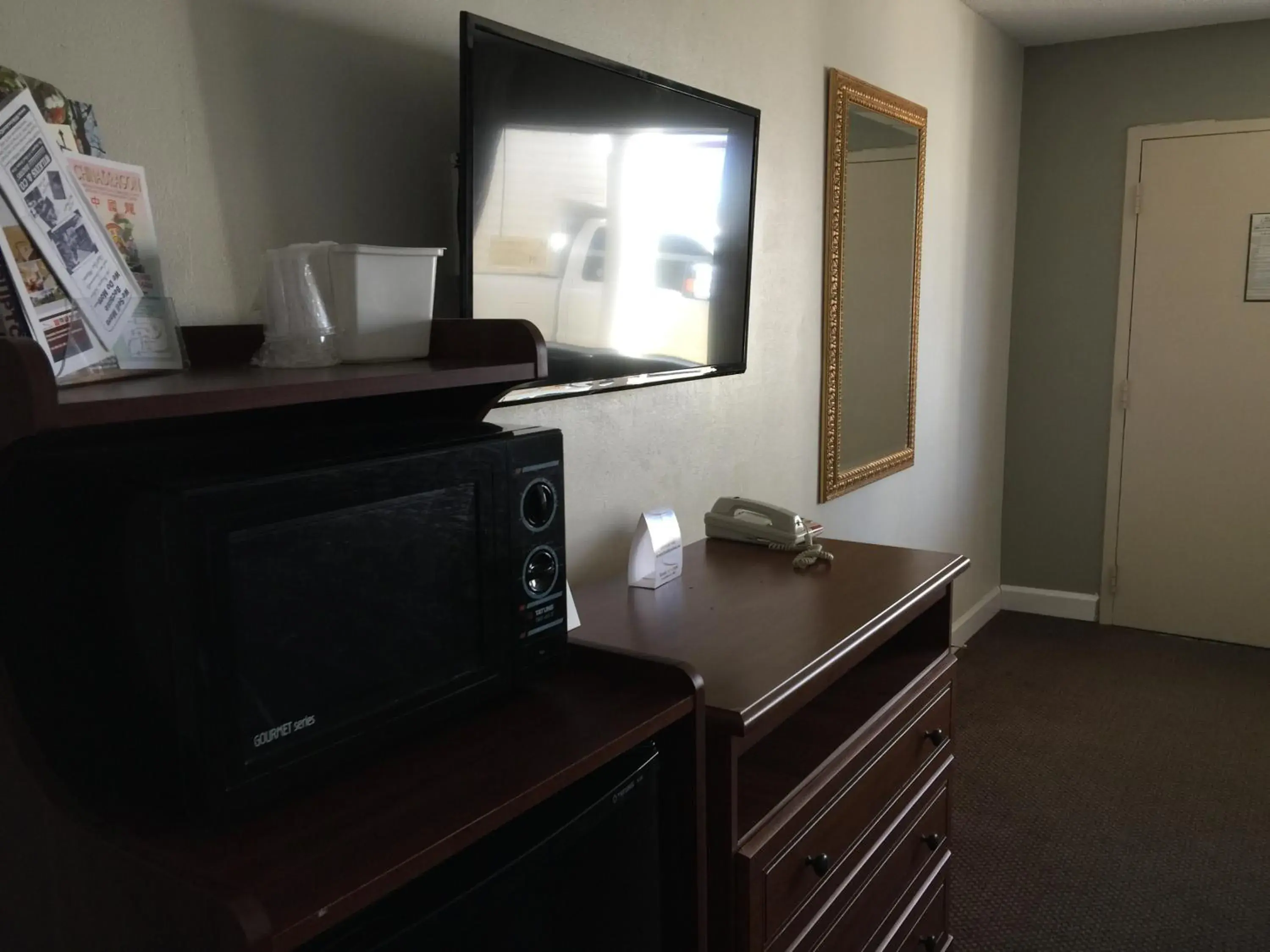 King Room in Red Carpet Inn & Suites - Danville King Room in Red Carpet Inn & Suites - Danville