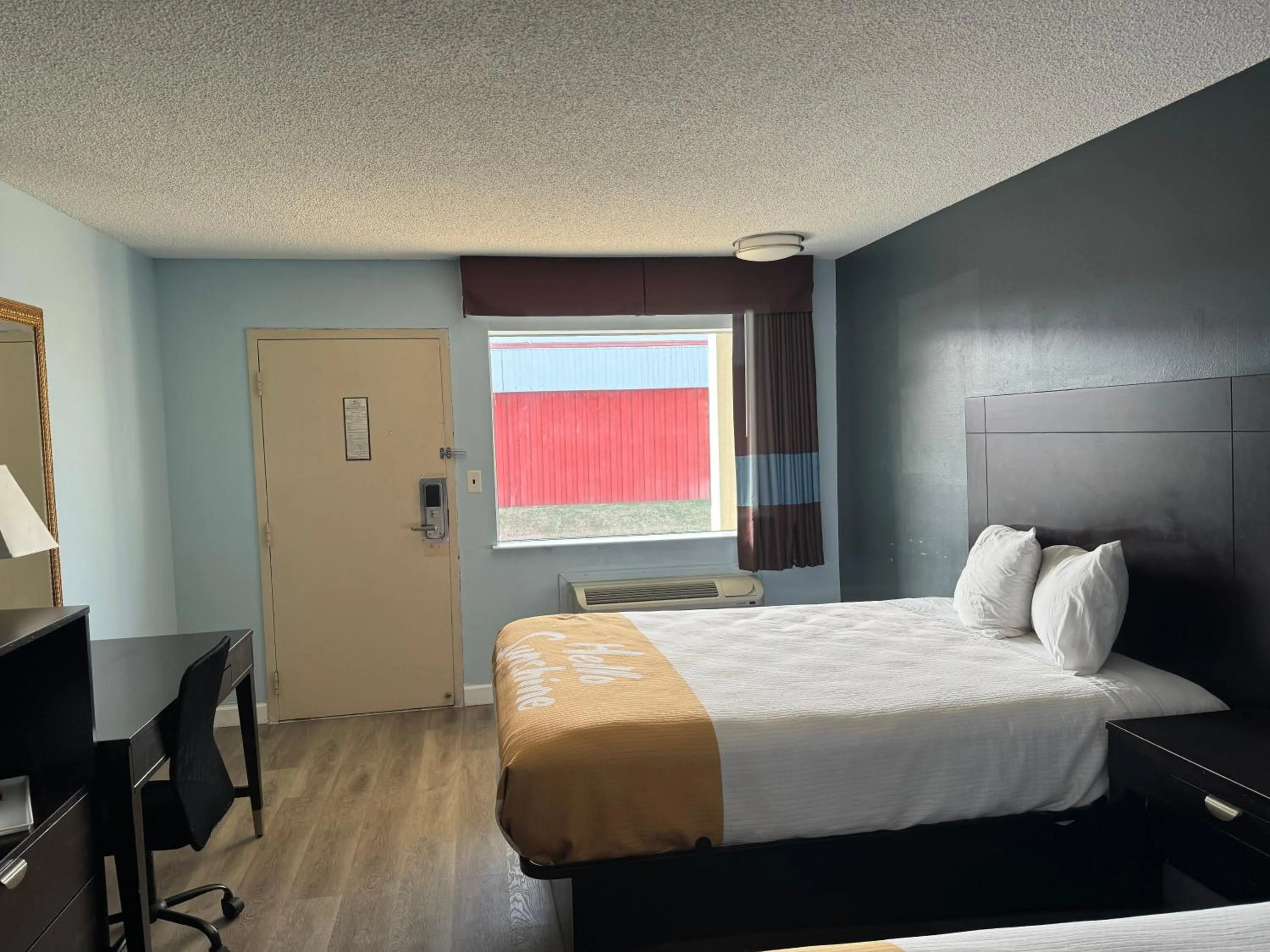 Bed in Red Carpet Inn & Suites - Danville