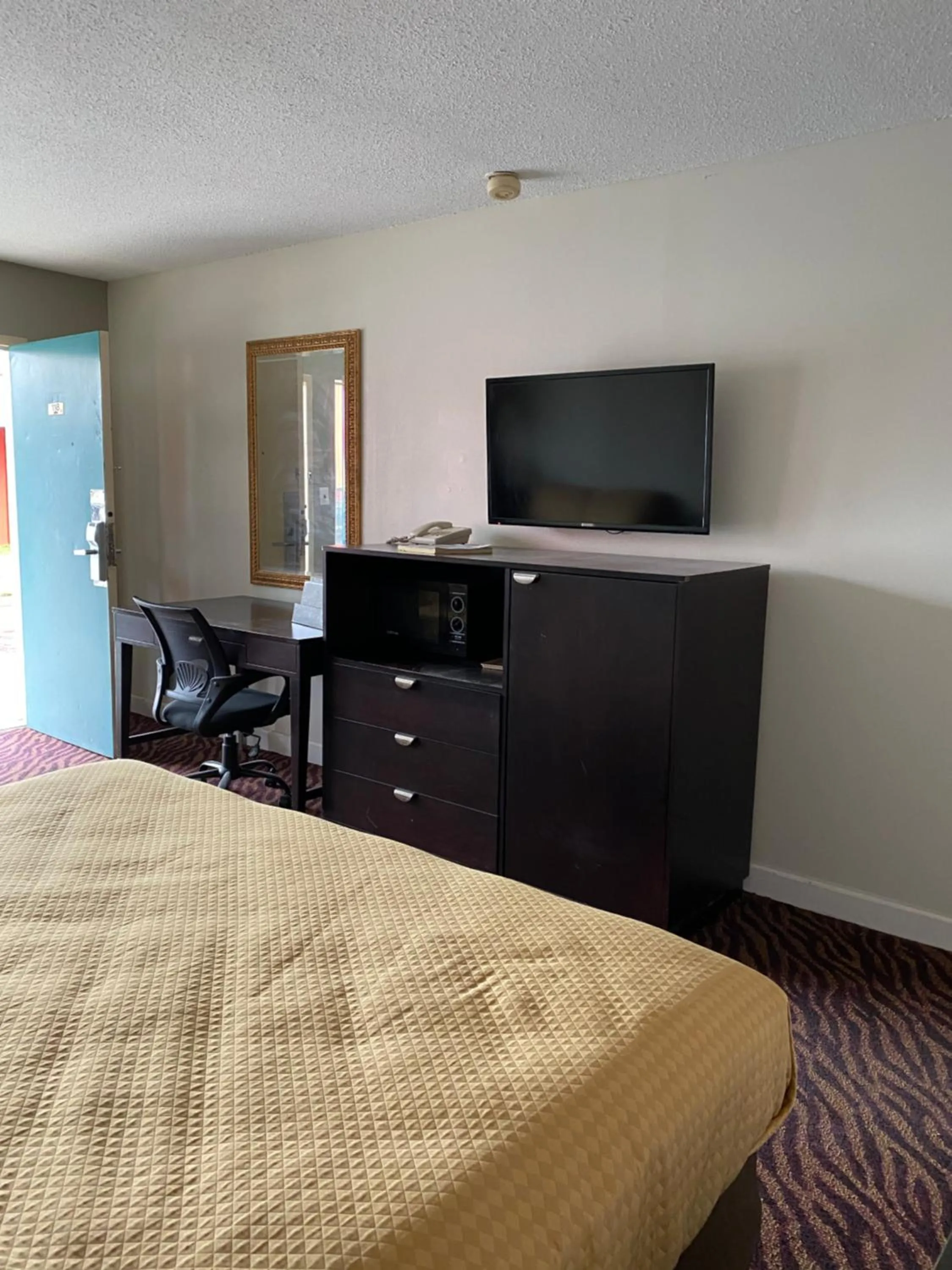 Bed in Red Carpet Inn & Suites - Danville