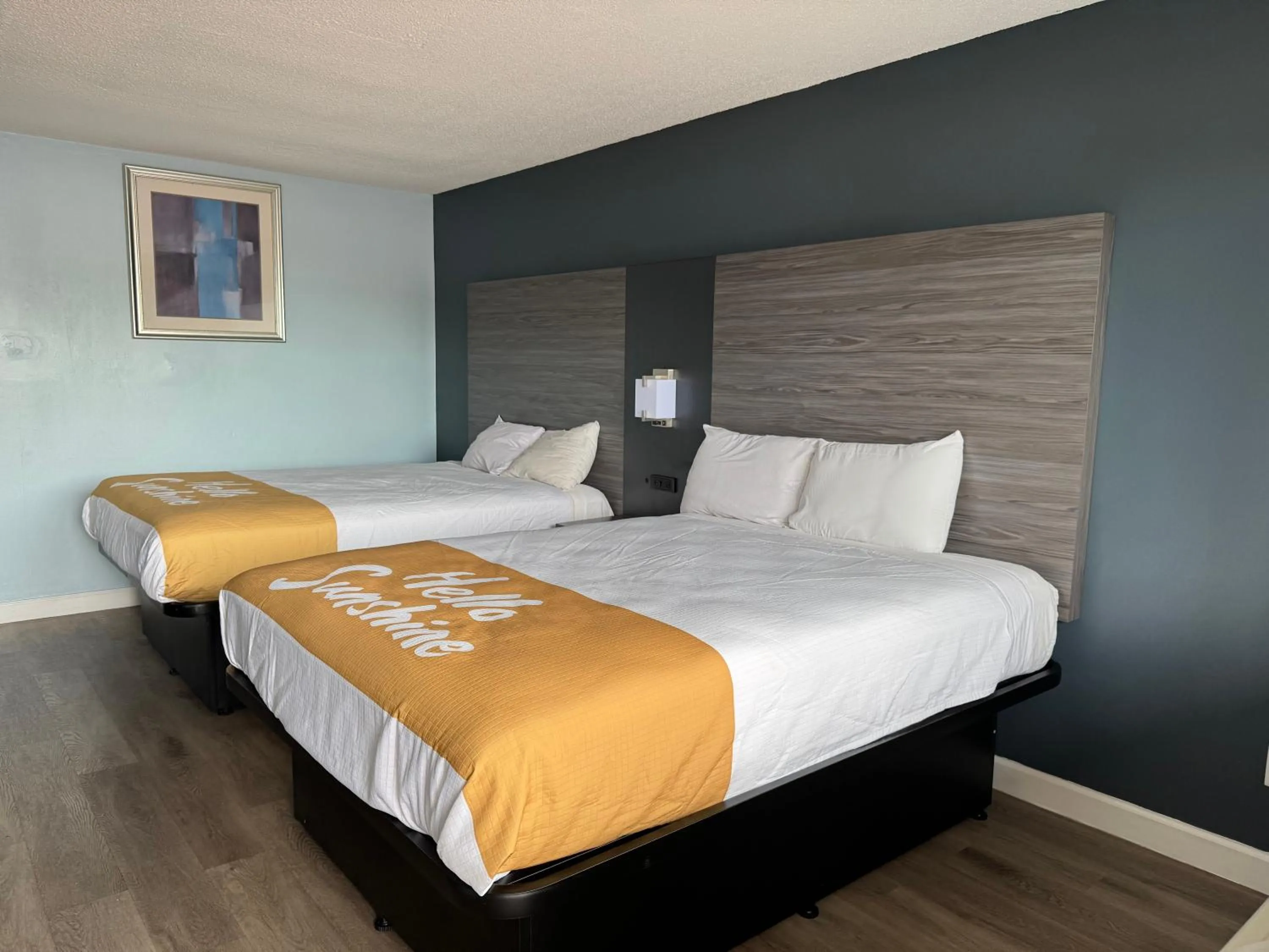 View (from property/room), Bed in Red Carpet Inn & Suites - Danville