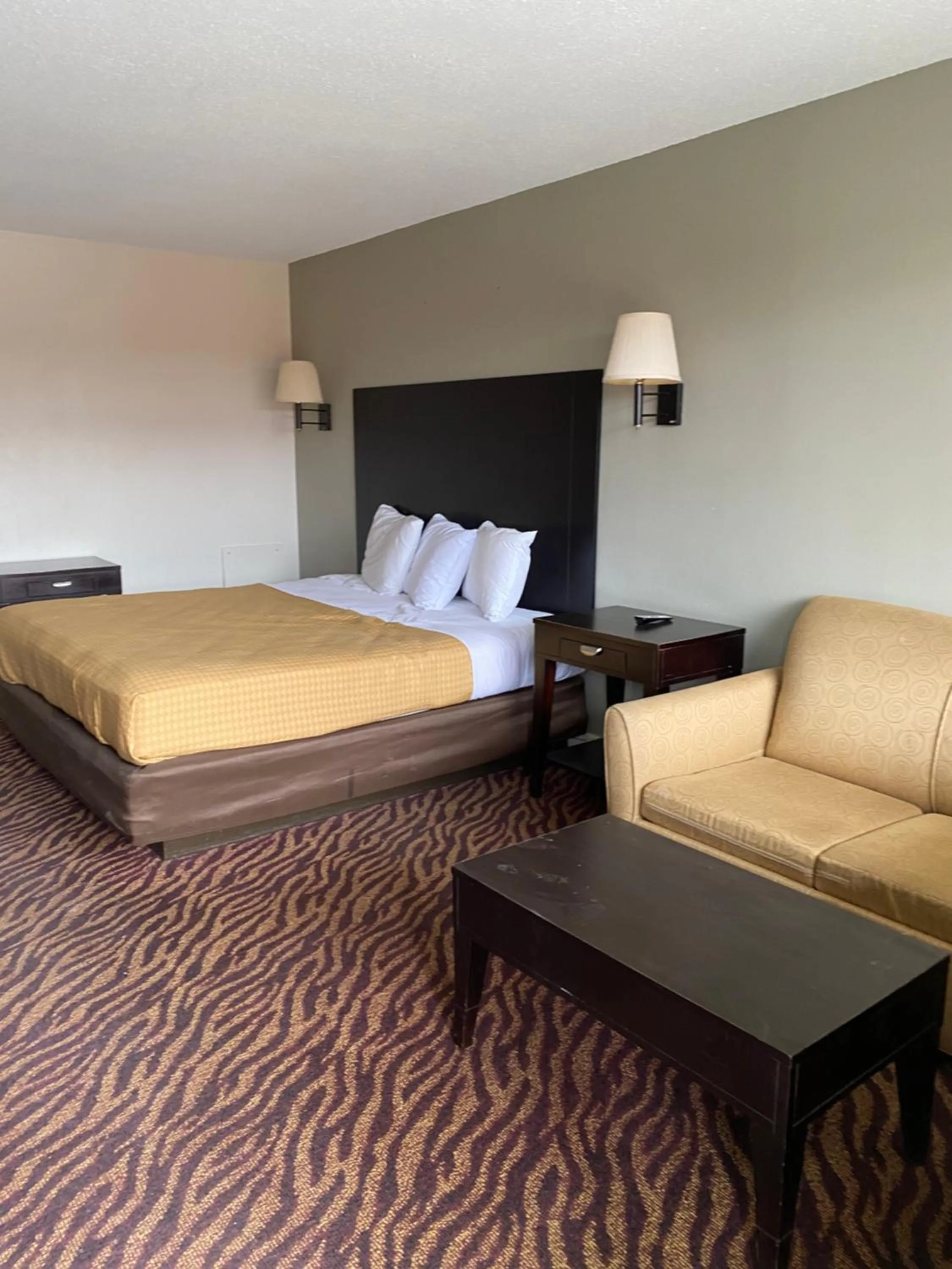 Bed in Red Carpet Inn & Suites - Danville