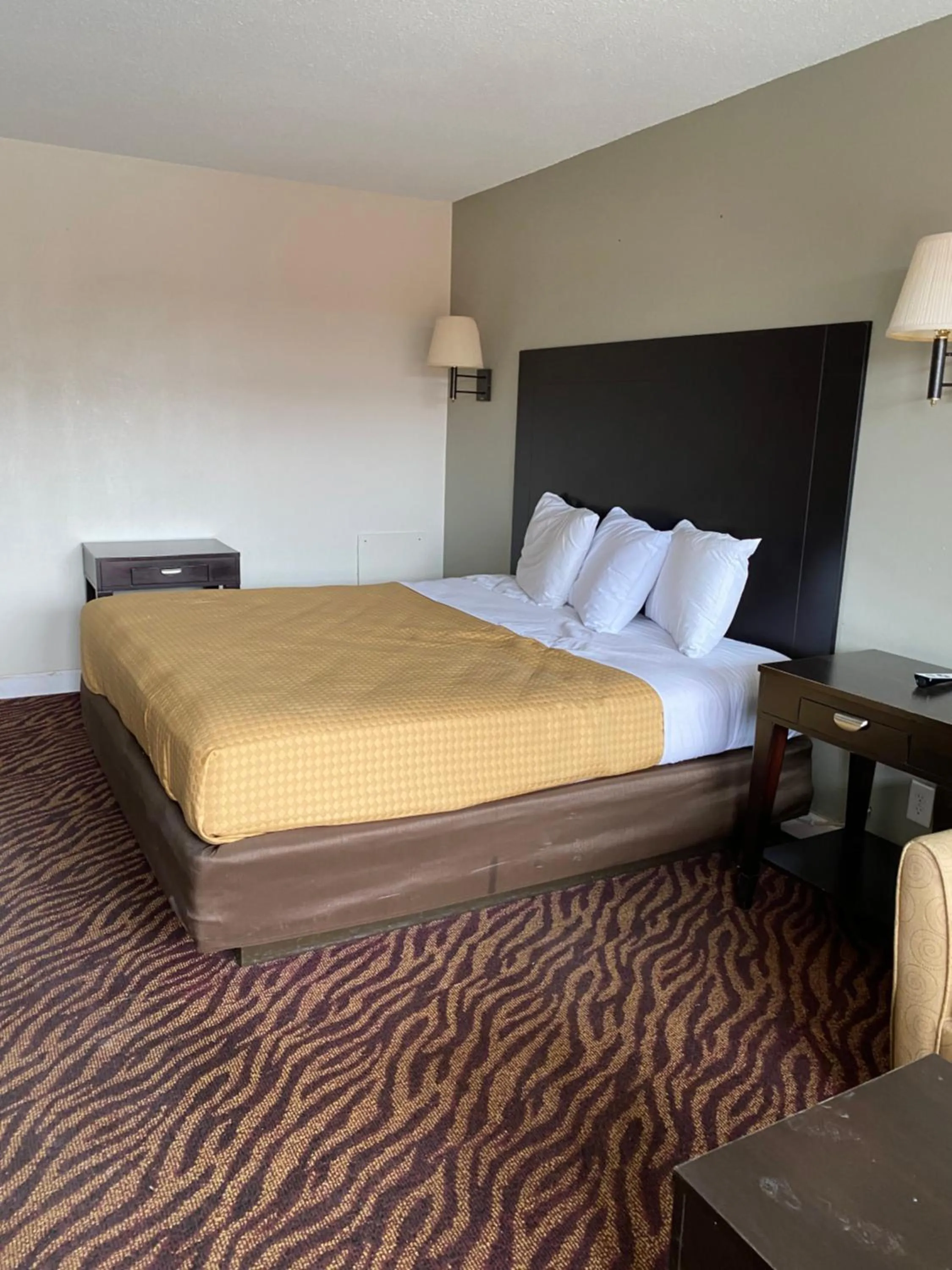 Bed in Red Carpet Inn & Suites - Danville