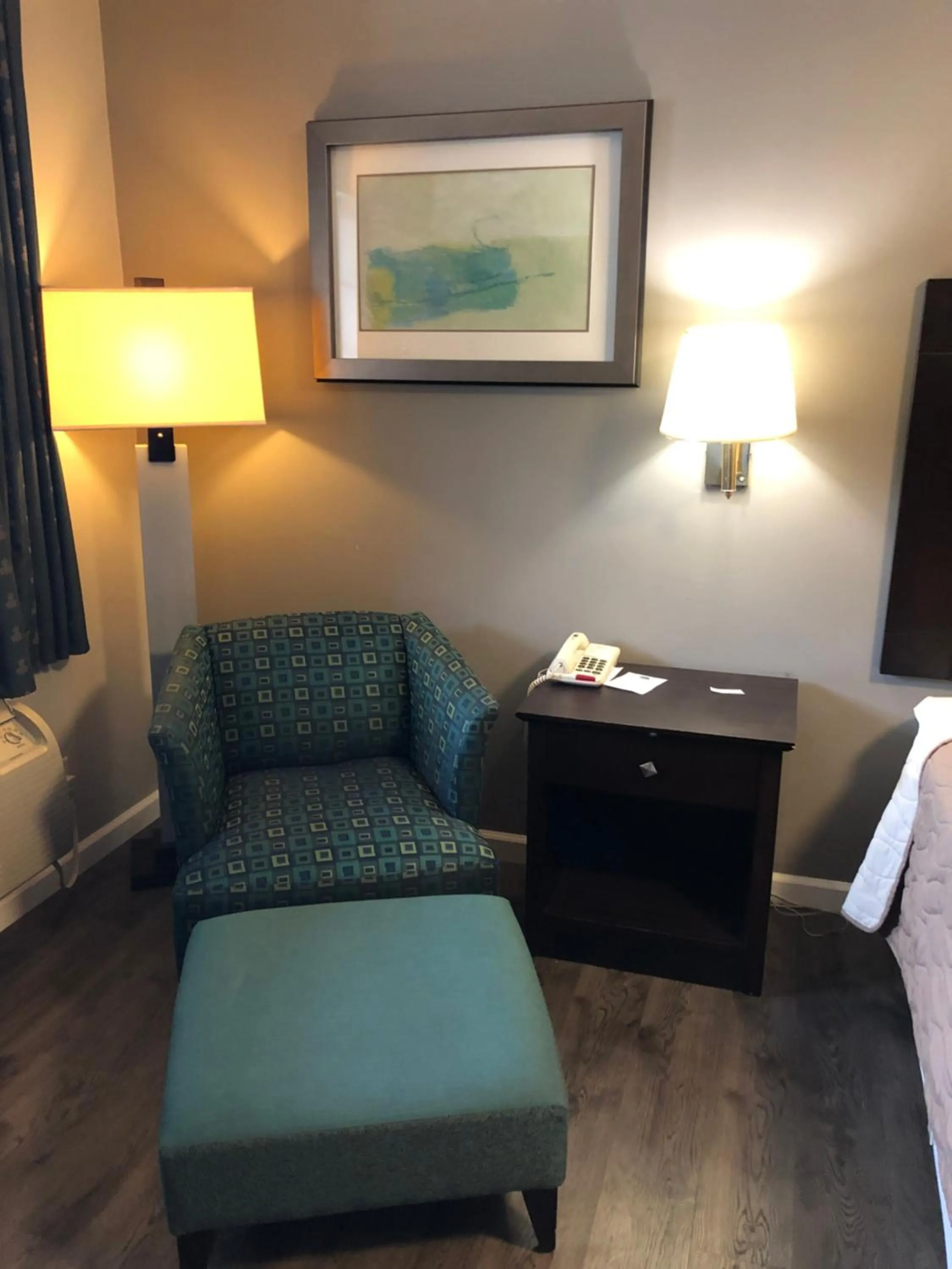 Bed in Deerfield Inn and Suites - Fairview