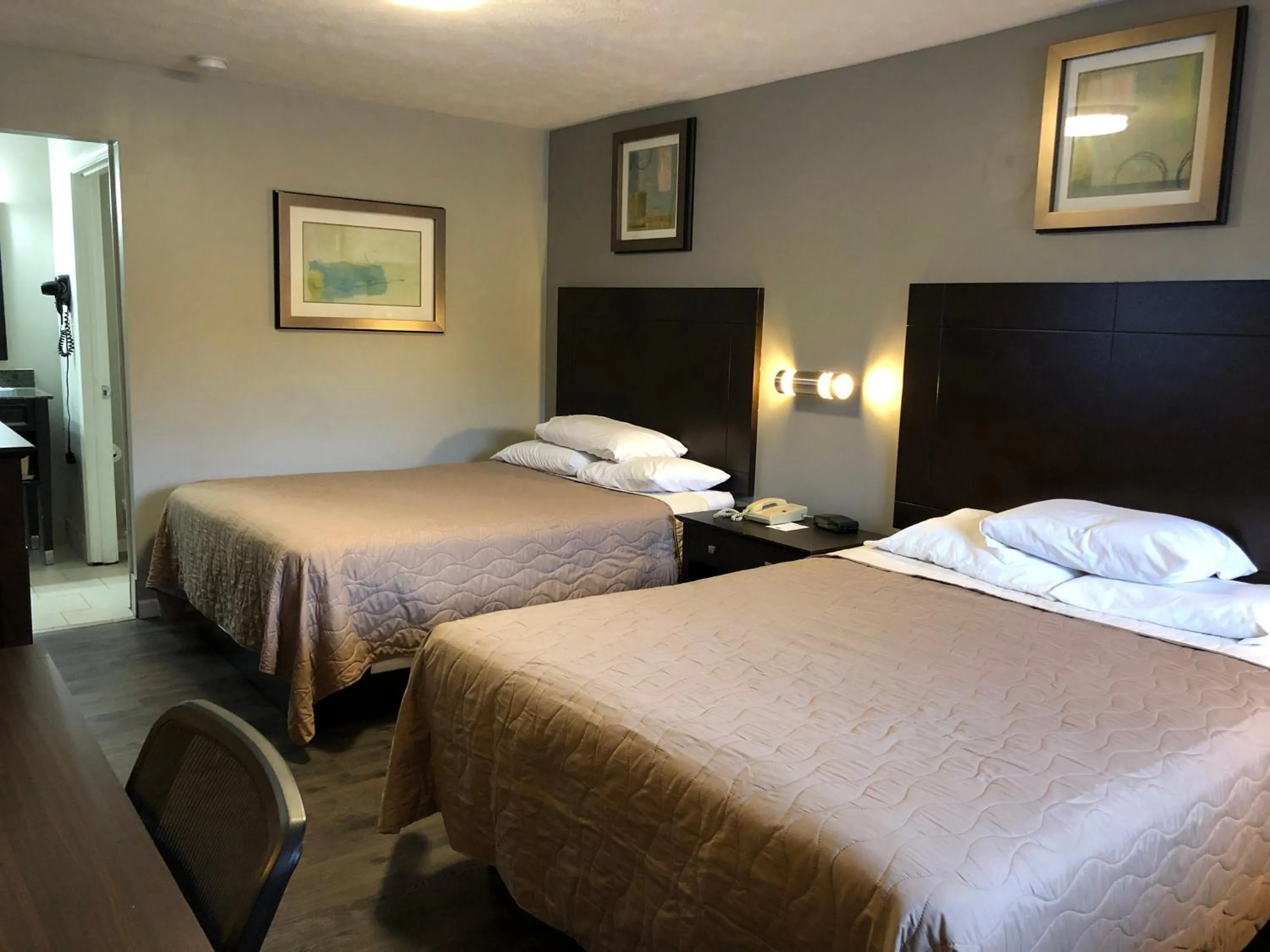 Bed in Deerfield Inn and Suites - Fairview