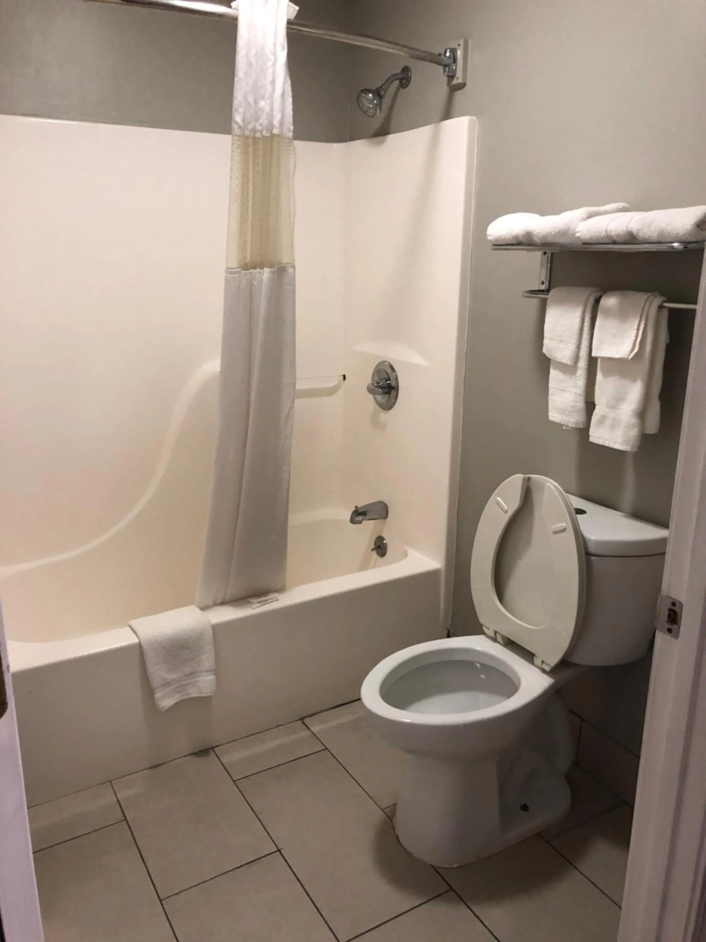 Deerfield Inn and Suites - Fairview