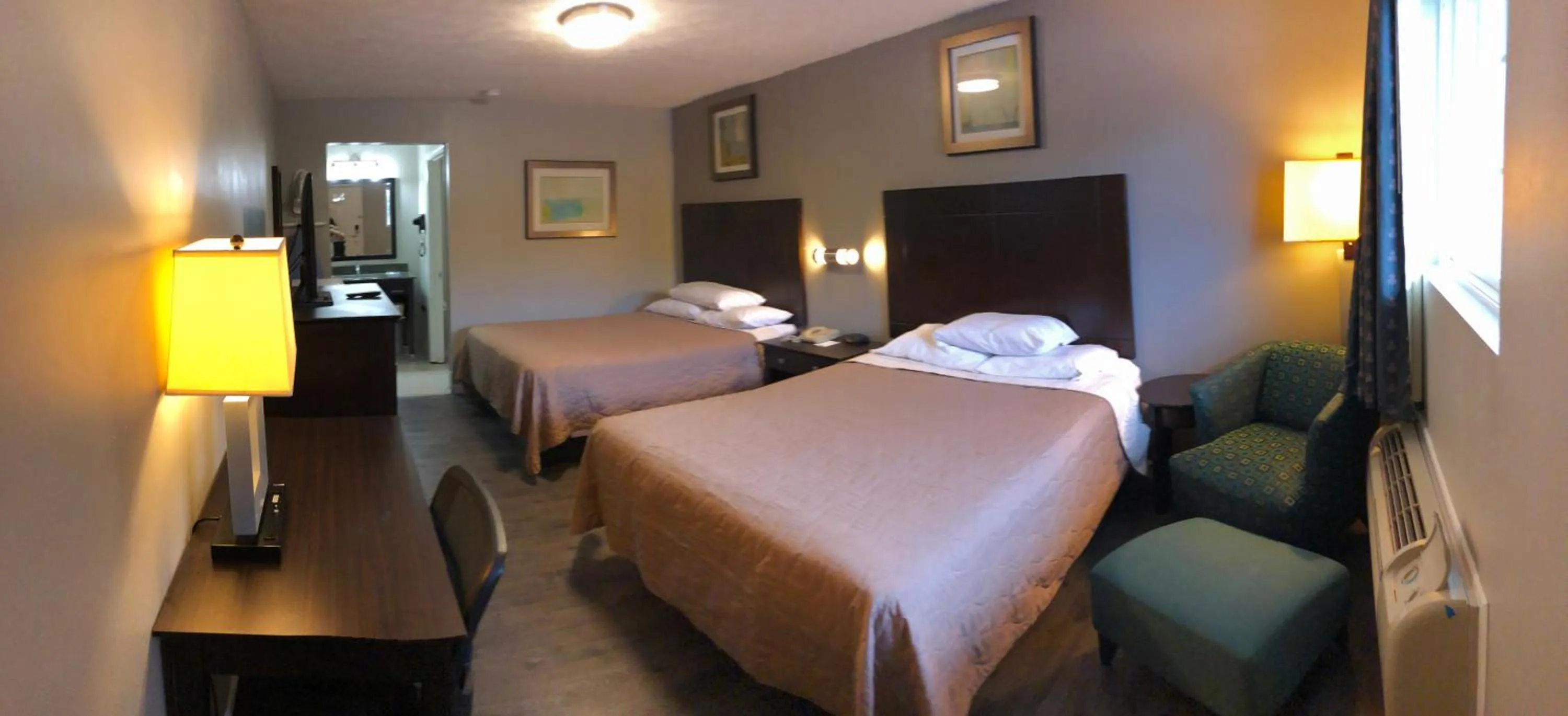 Bed in Deerfield Inn and Suites - Fairview