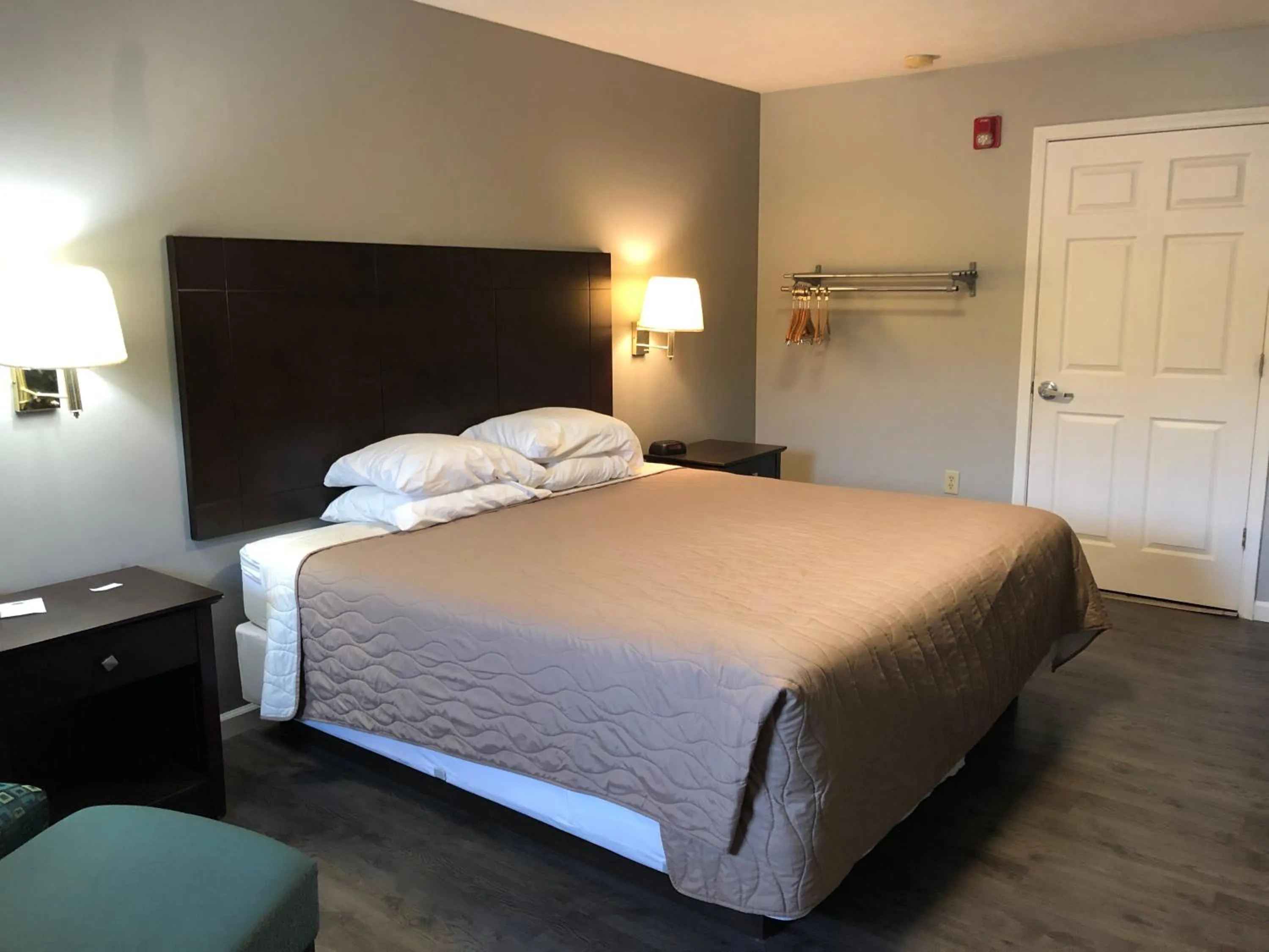 Bed in Deerfield Inn and Suites - Fairview