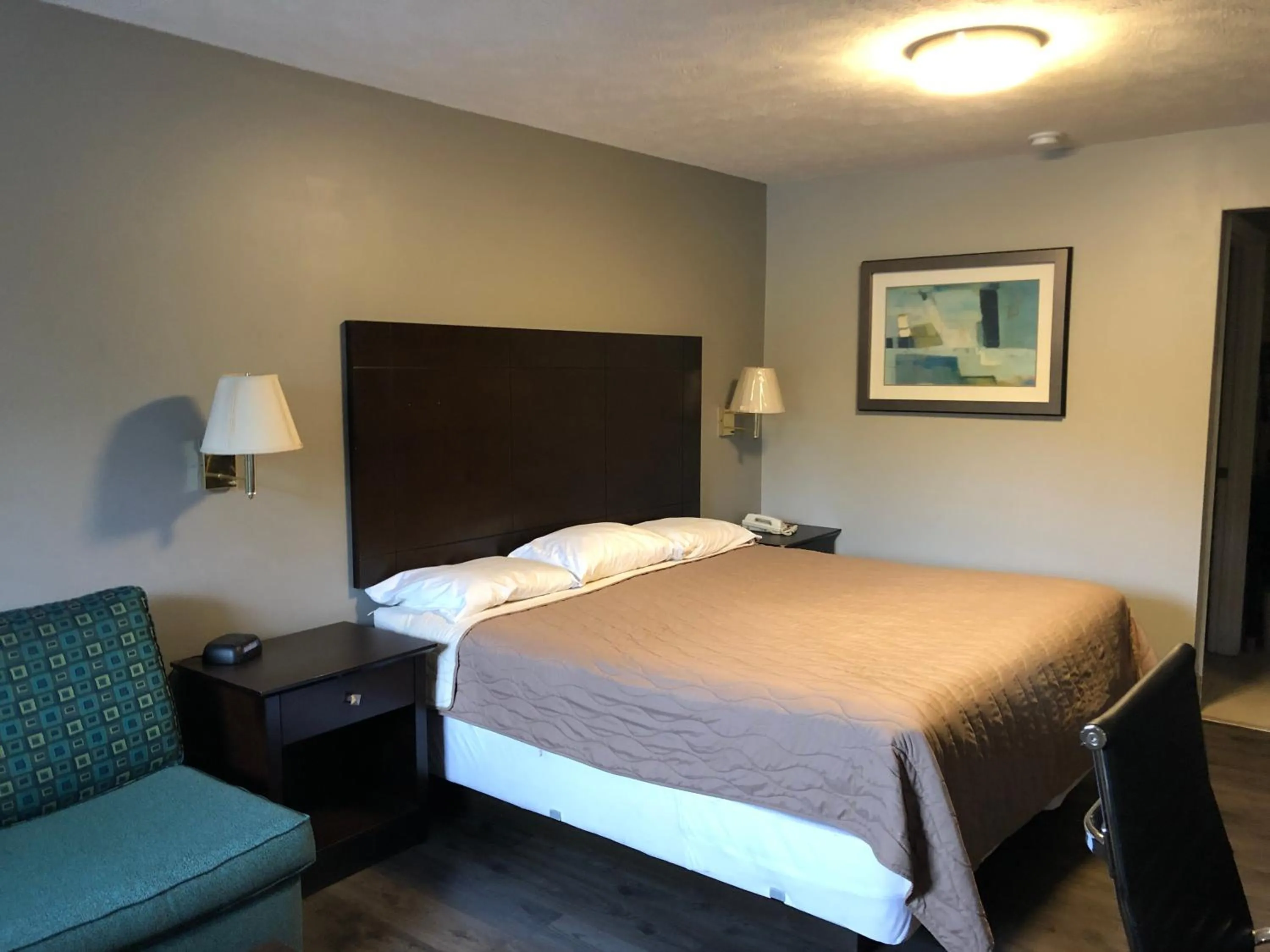 Bed in Deerfield Inn and Suites - Fairview