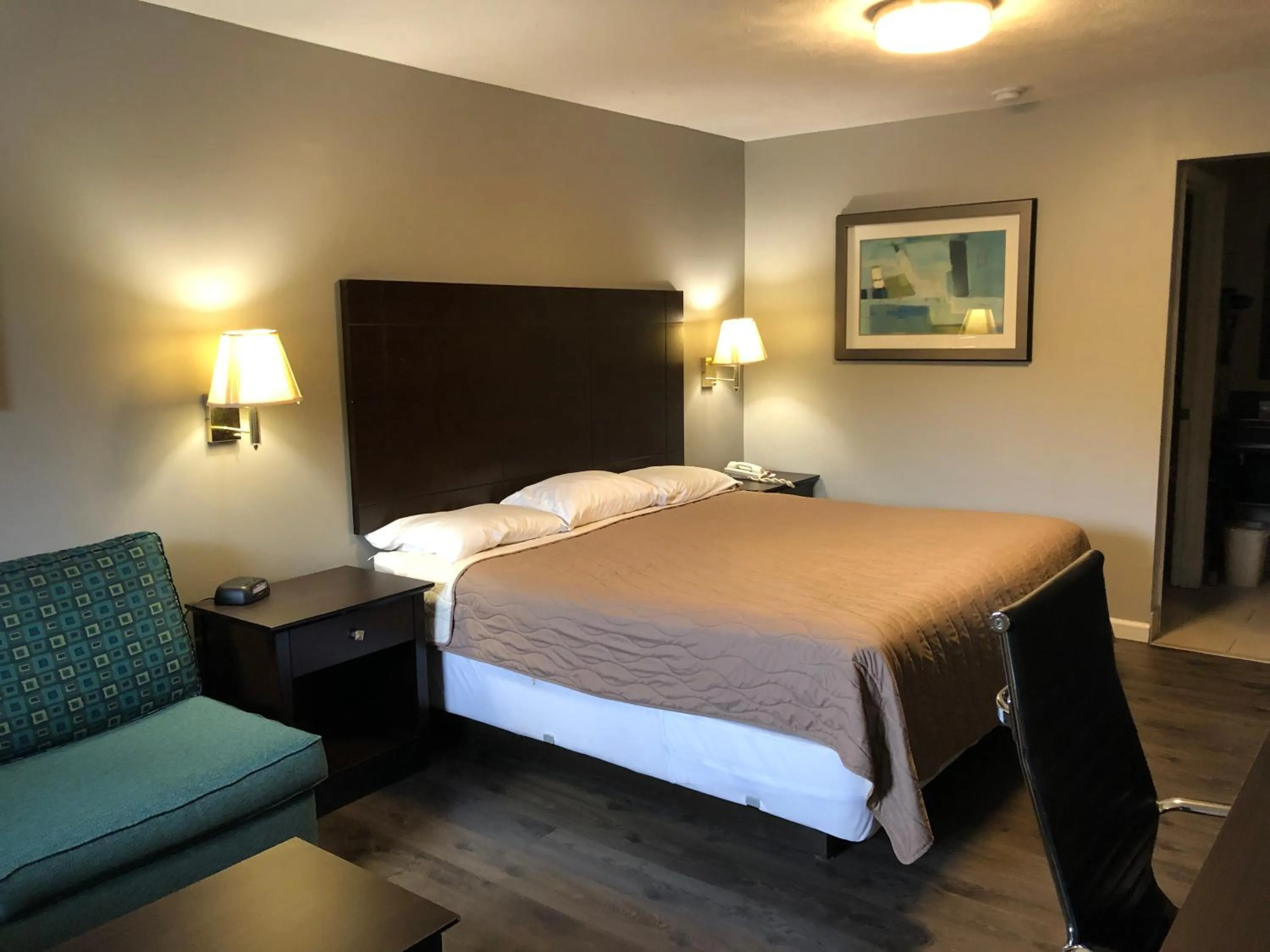 Bed in Deerfield Inn and Suites - Fairview