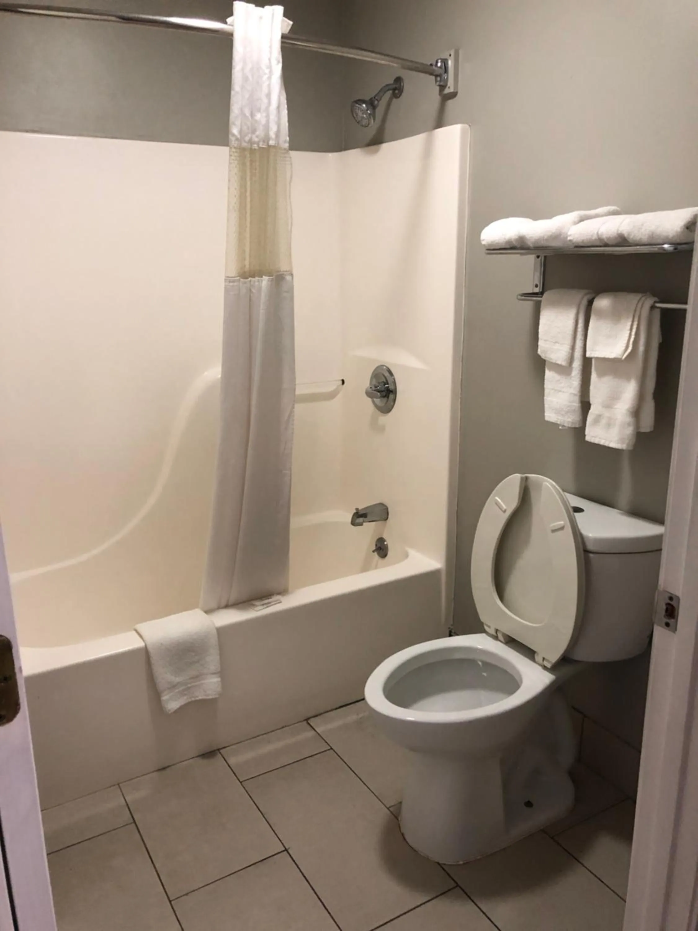 Deerfield Inn and Suites - Fairview