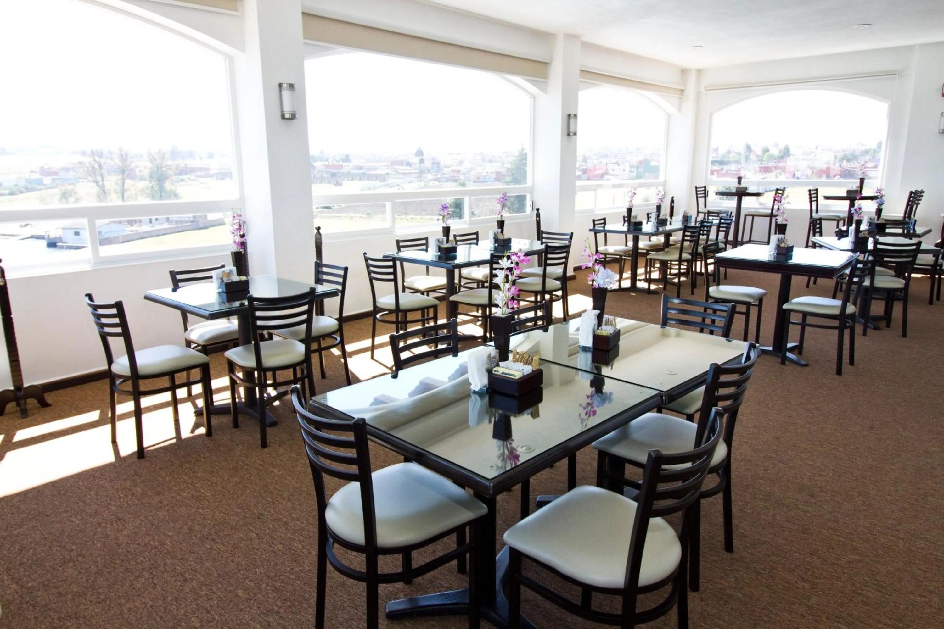 Restaurant/places to eat in Hotel 9 Manantiales