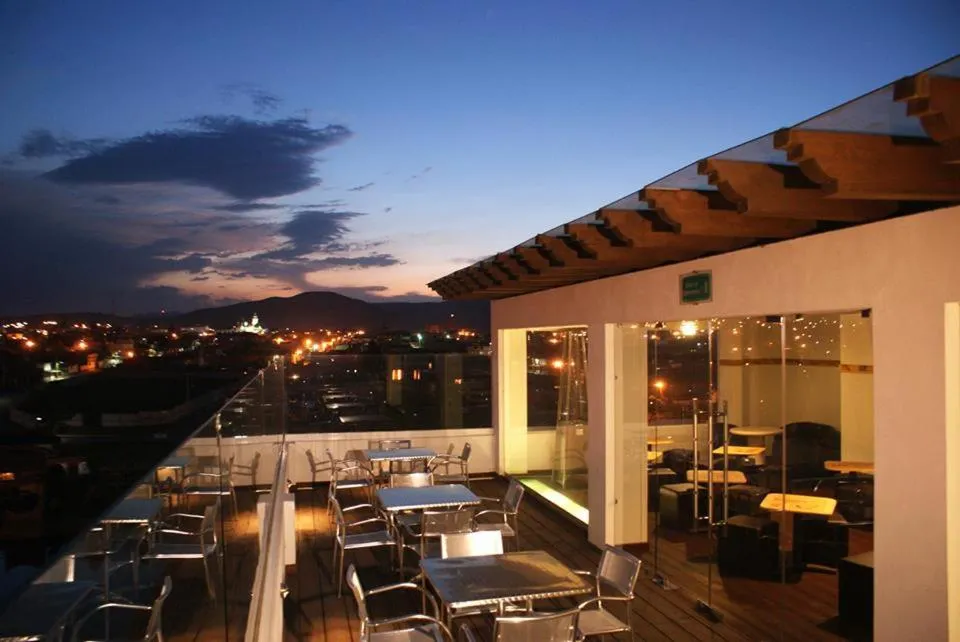 Lounge or bar in Hotel 9 Manantiales