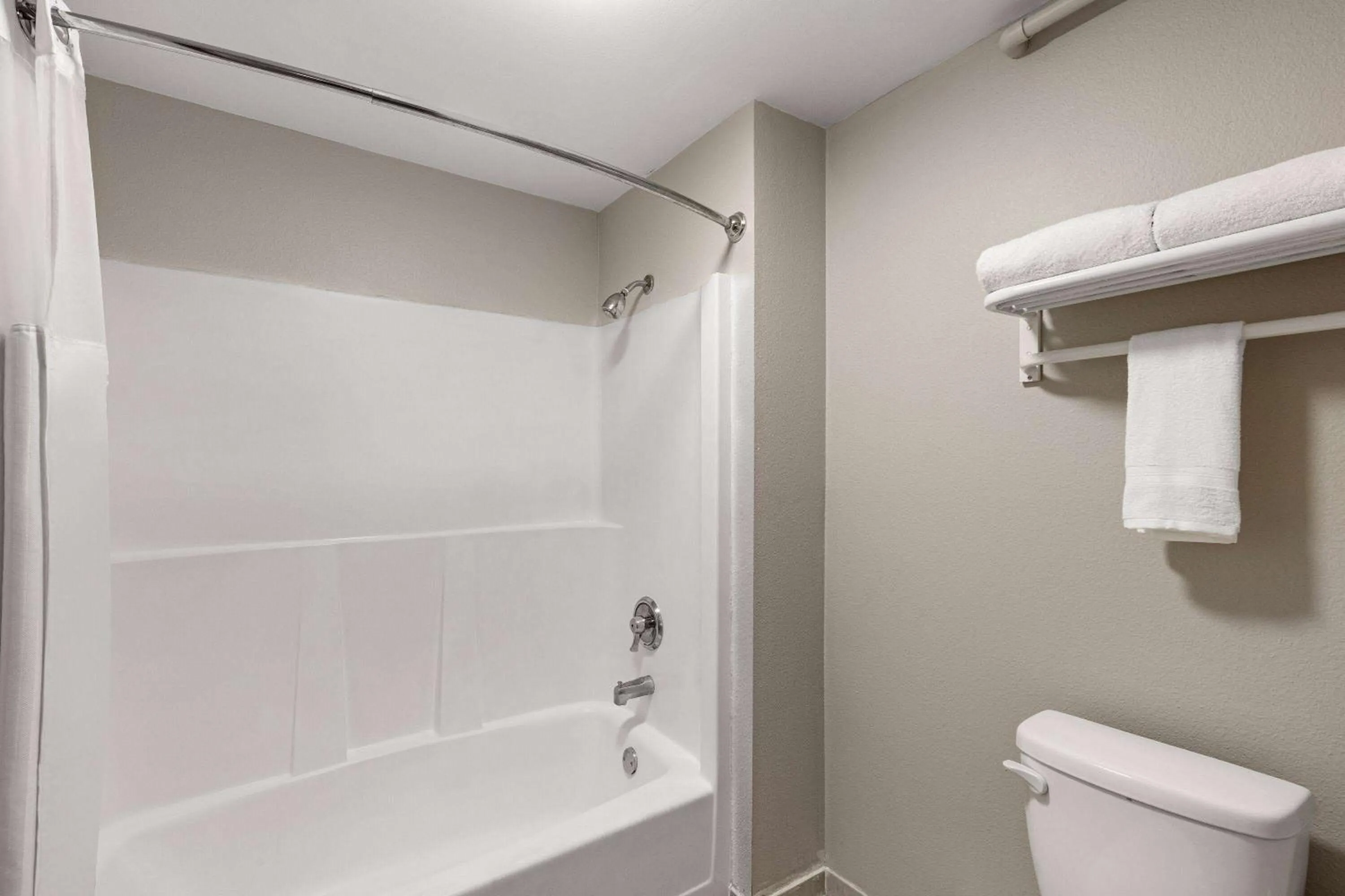 TV and multimedia in Days Inn by Wyndham Lakewood South Tacoma