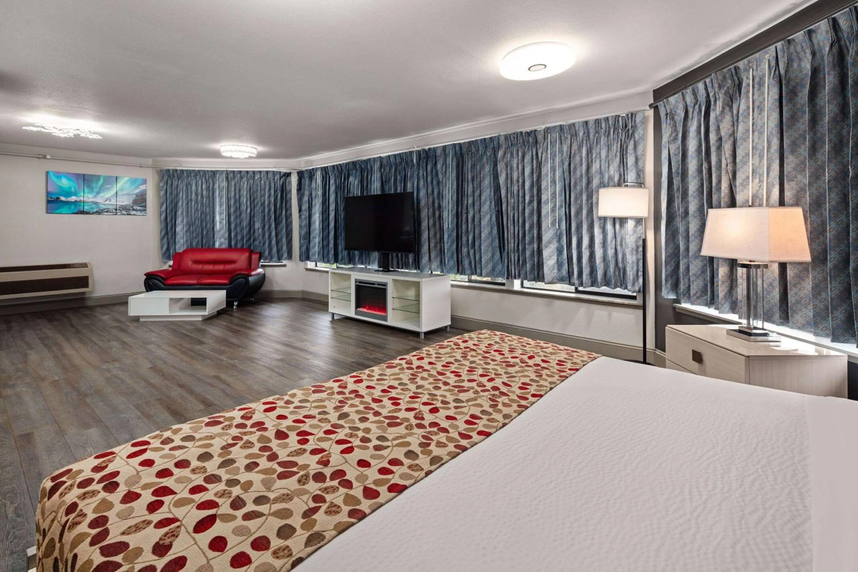 Bed in Days Inn by Wyndham Lakewood South Tacoma