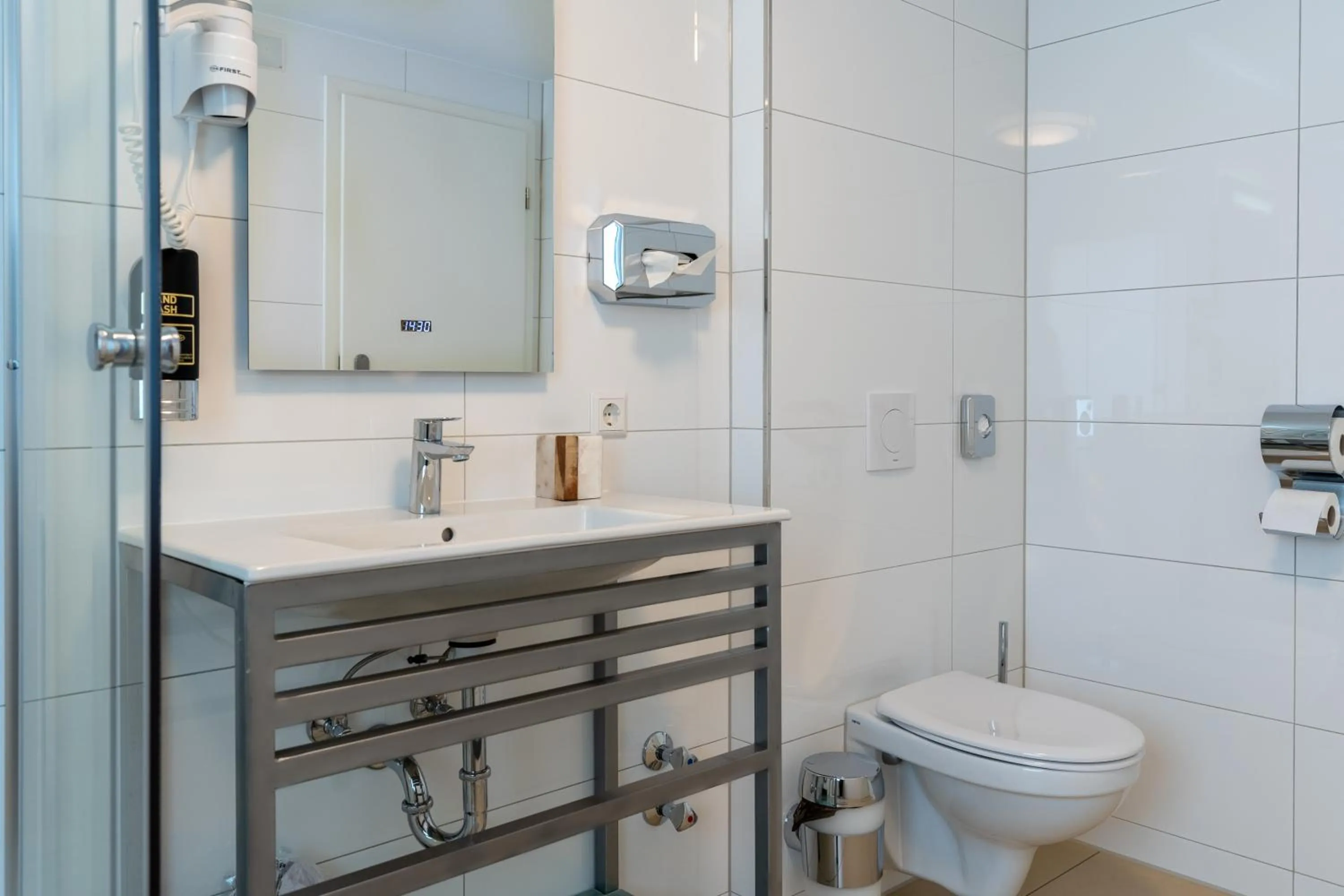 Bathroom in Hotel Myrsini